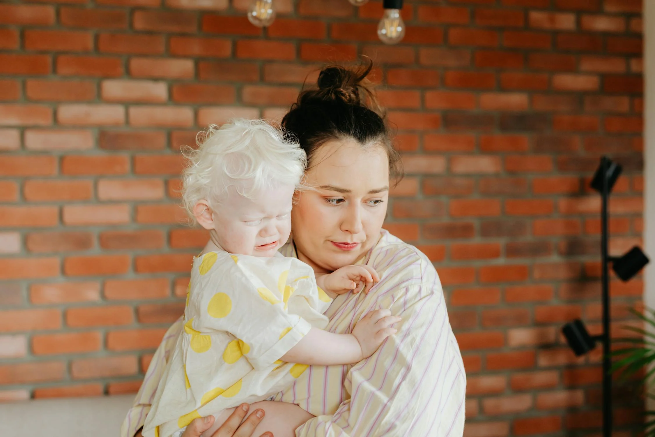 Une femme serrant sa petite fille dans ses bras | Source : Pexels