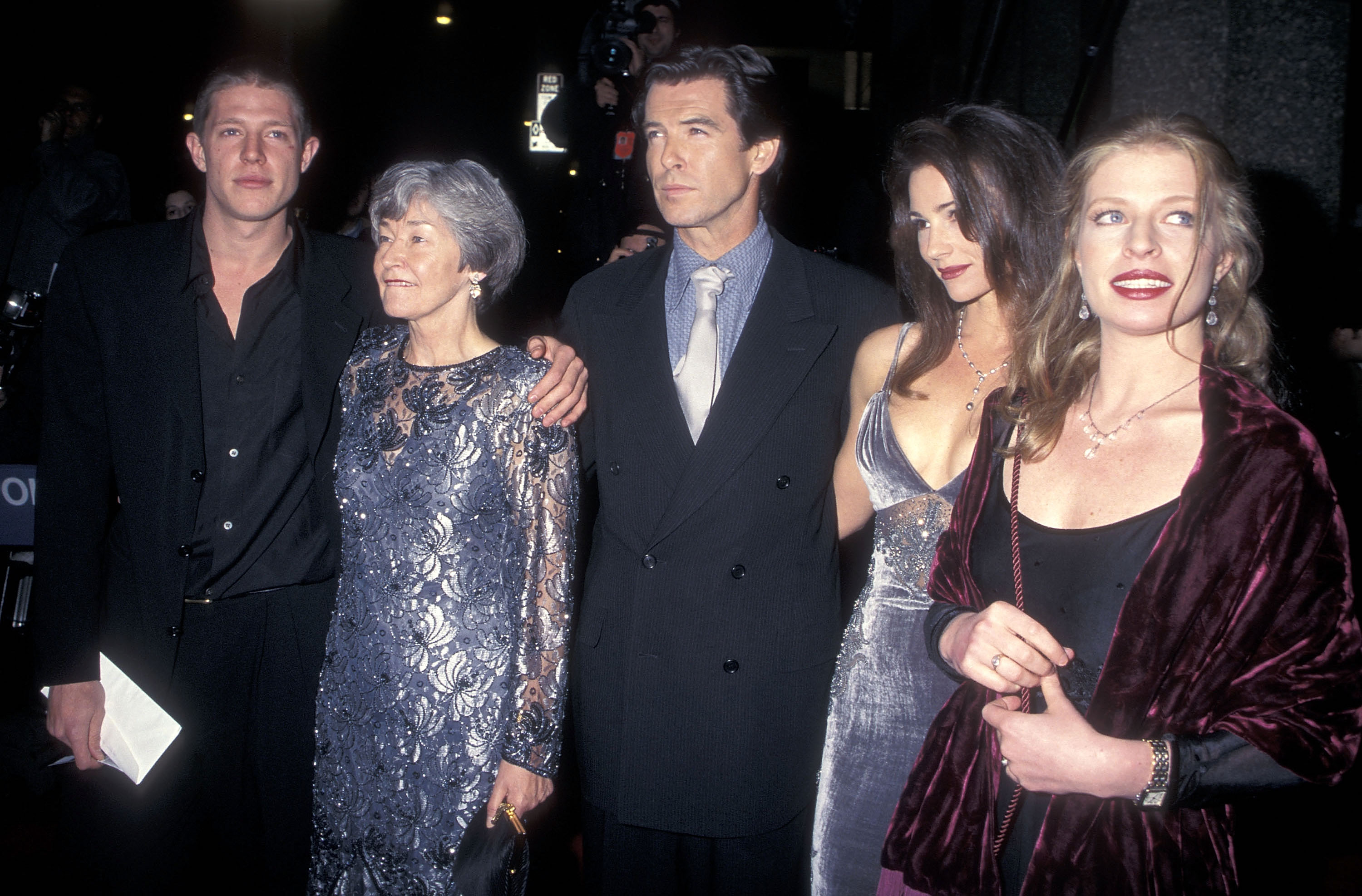 Christopher Brosnan, May Smith, la mère de Pierce Brosnan, Pierce Brosnan, Keely Shaye Smith et Charlotte Brosnan lors de la première de "GoldenEye" le 13 novembre 1995 à New York. | Source : Getty Images