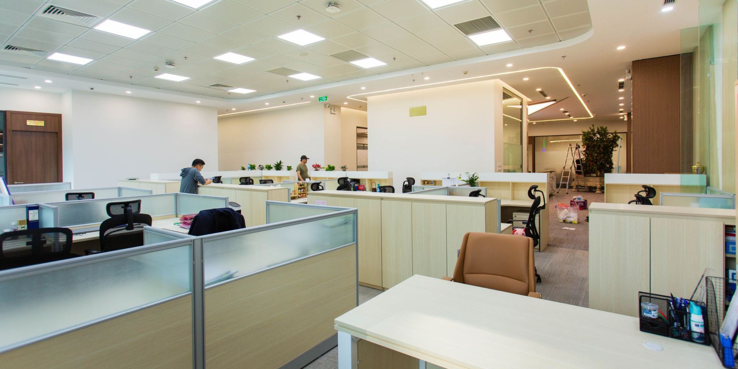 Espace de travail moderne avec des box, des bureaux et des employés | Source : Pexels
