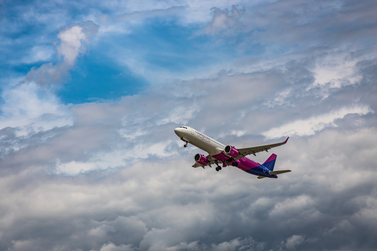 Avion dans le ciel | Source : Pexels