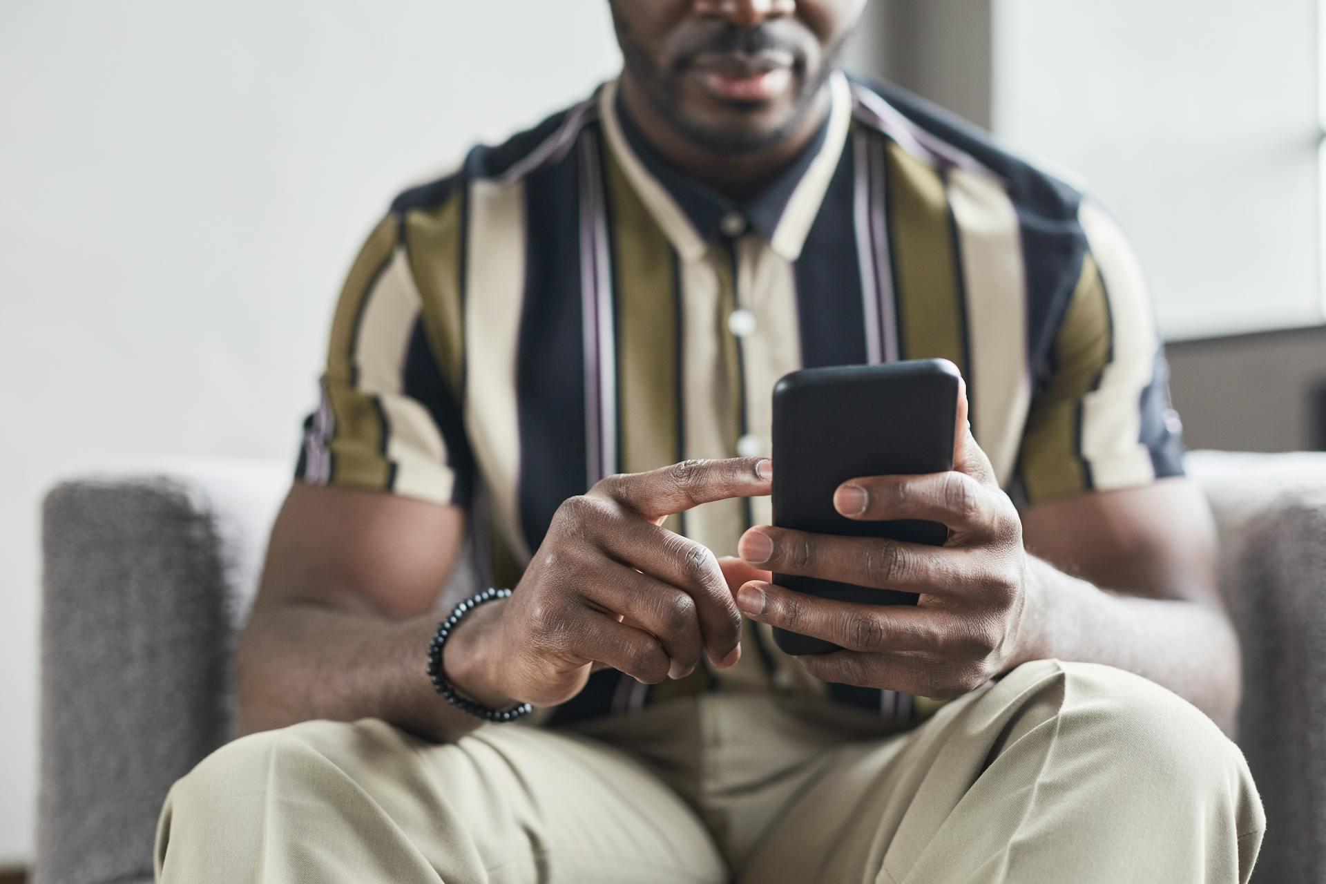 Un homme utilisant son téléphone | Source : Pexels