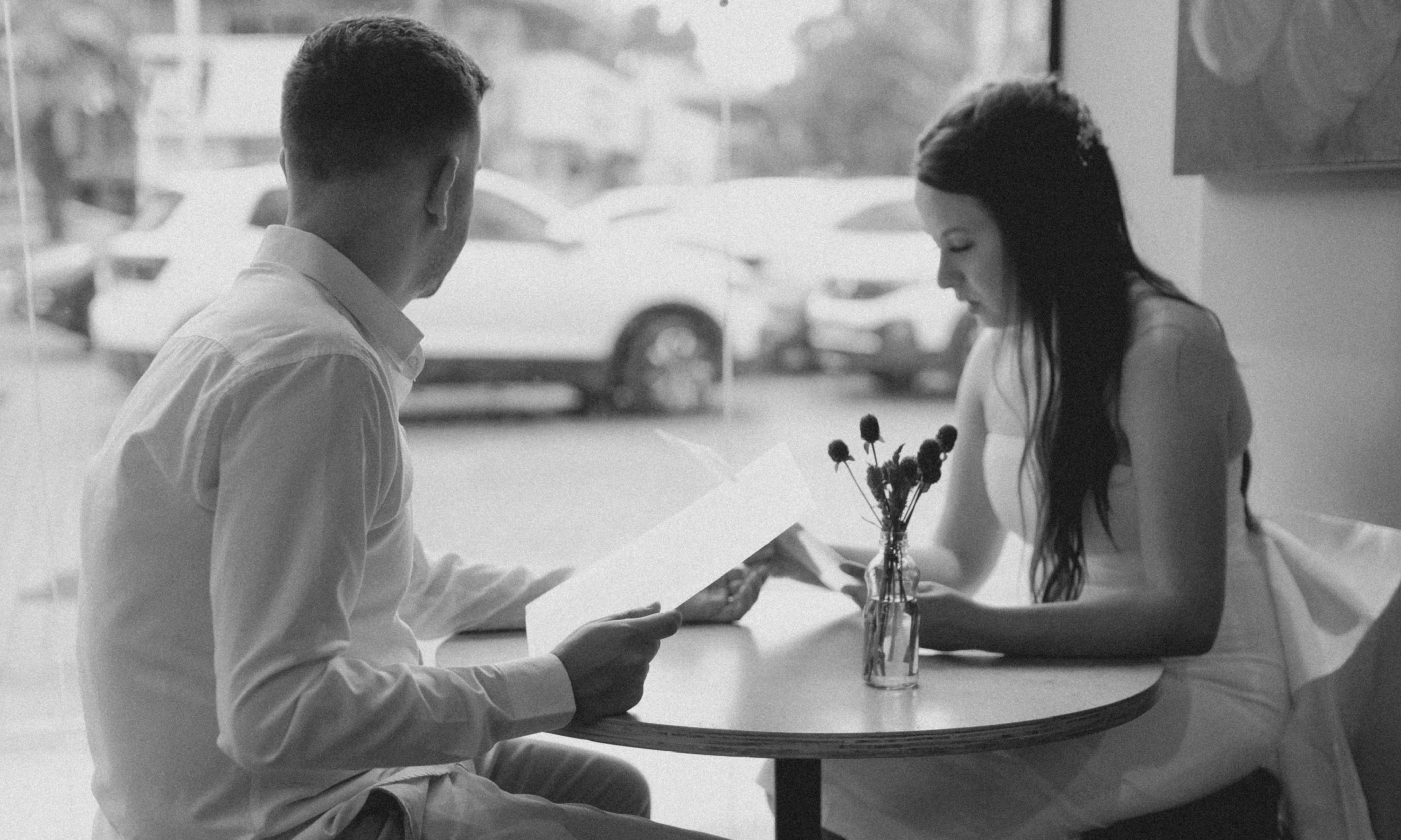 Un homme et une femme se rencontrant dans un café | Source : Pexels