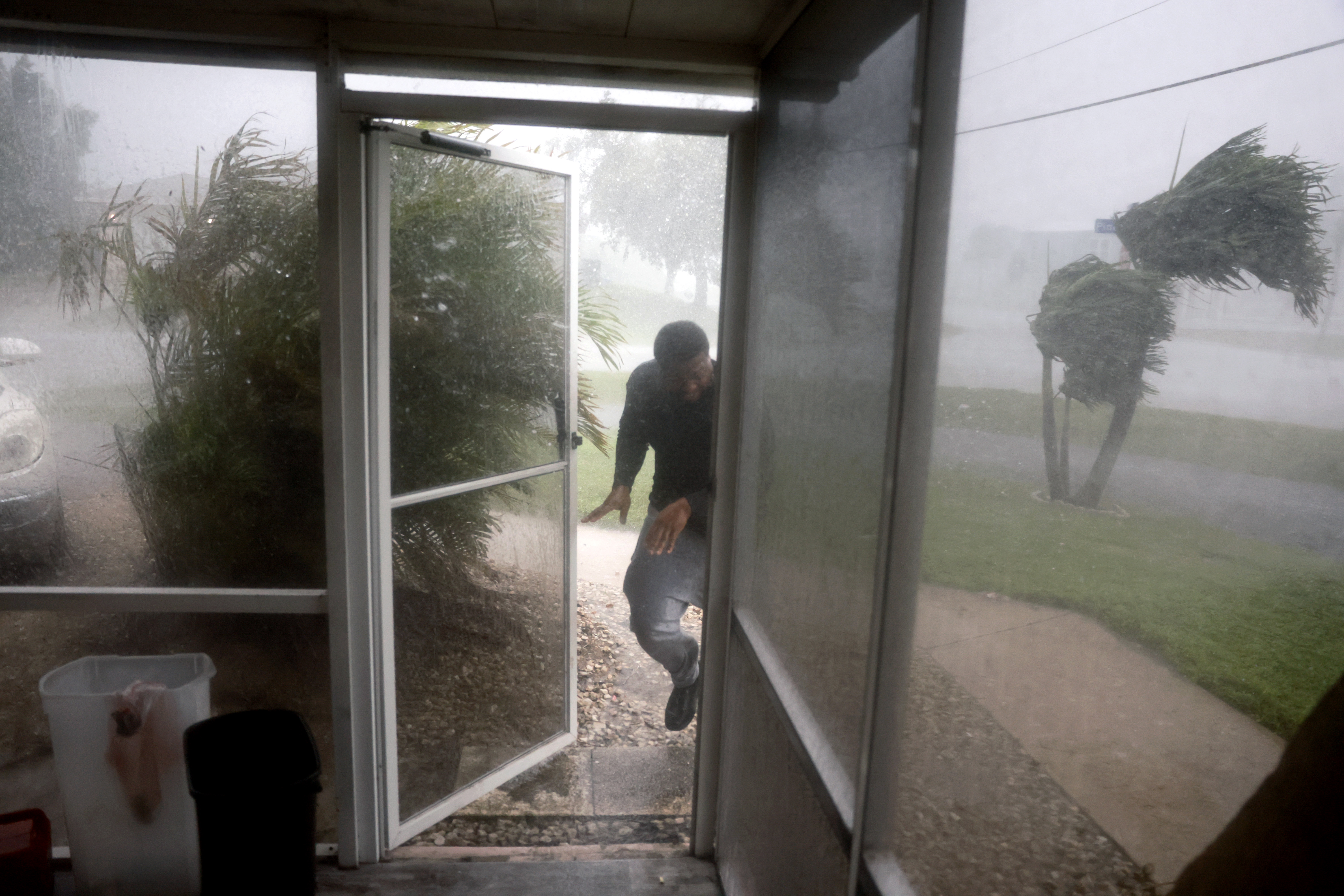 Chris Williams évacue son appartement avant l'arrivée de l'ouragan Milton le 9 octobre 2024 | Source : Getty Images