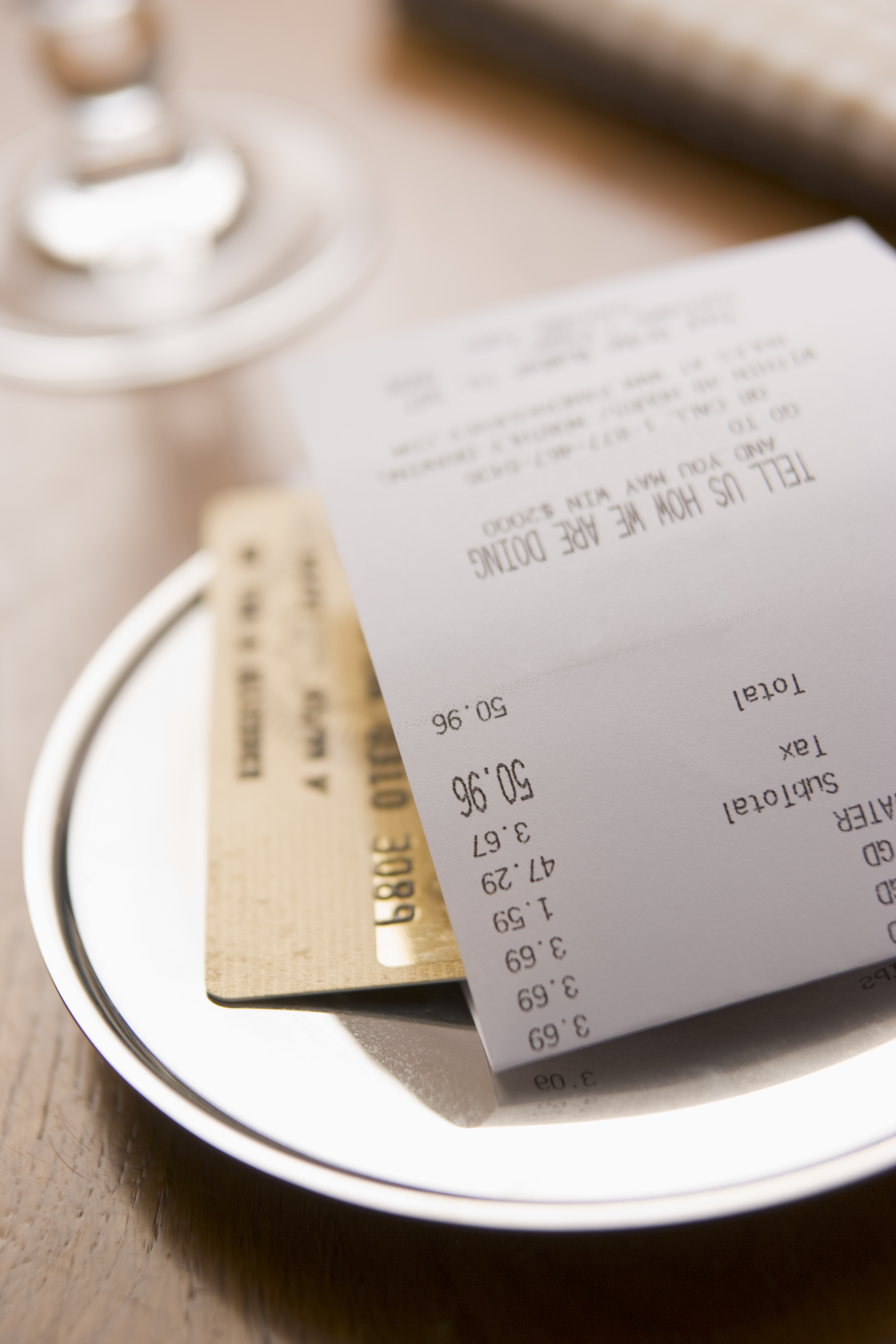Une facture de restaurant et une carte de crédit | Source : Shutterstock