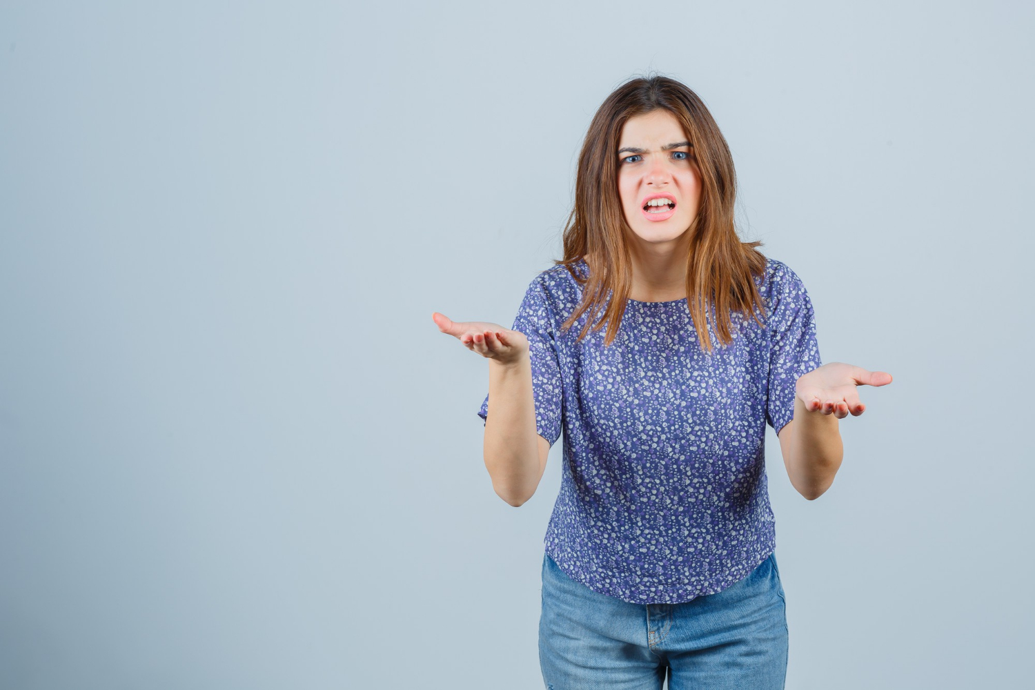 Une jeune femme frustrée | Source : Freepik