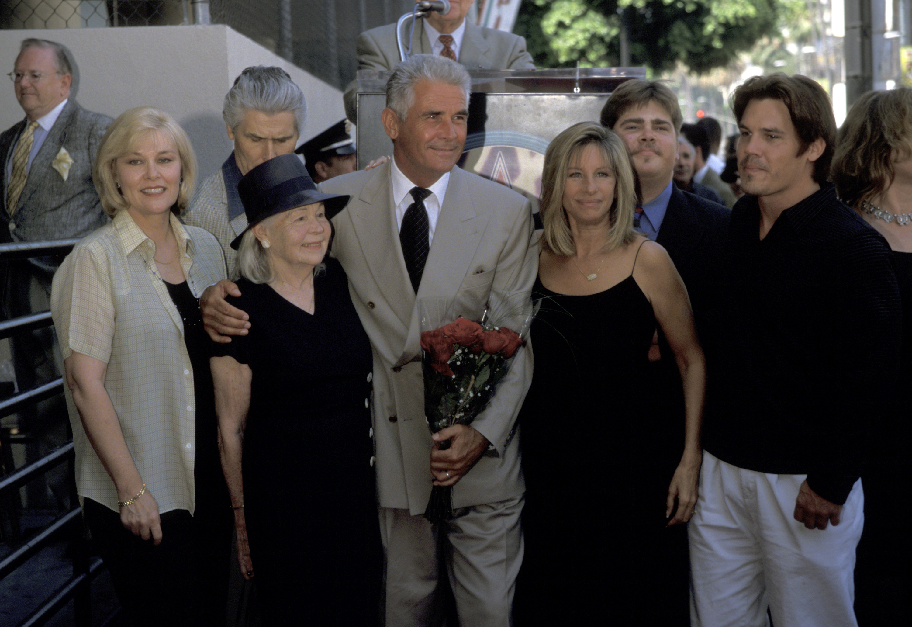 James Brolin, Barbra Streisand, Josh Brolin et sa famille photographiés lors de la remise d'une étoile à James Brolin sur le Hollywood Walk of Fame le 27 août 1998 | Source : Getty Images