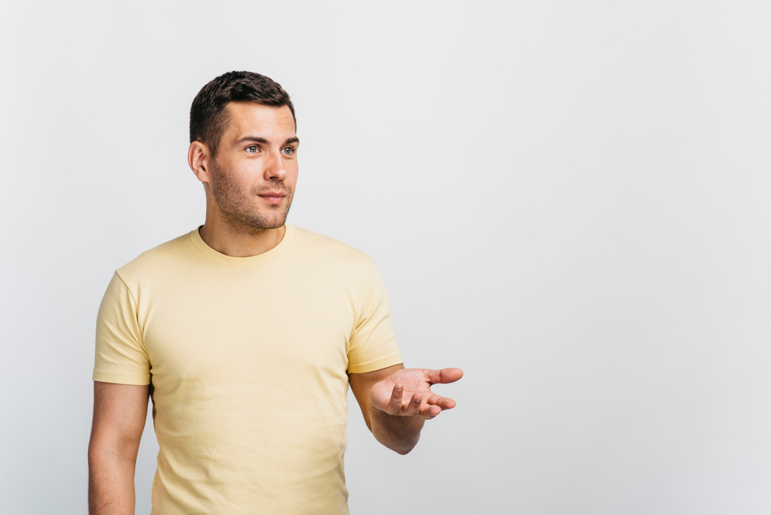 Un homme engagé dans une conversation décontractée | Source : Freepik
