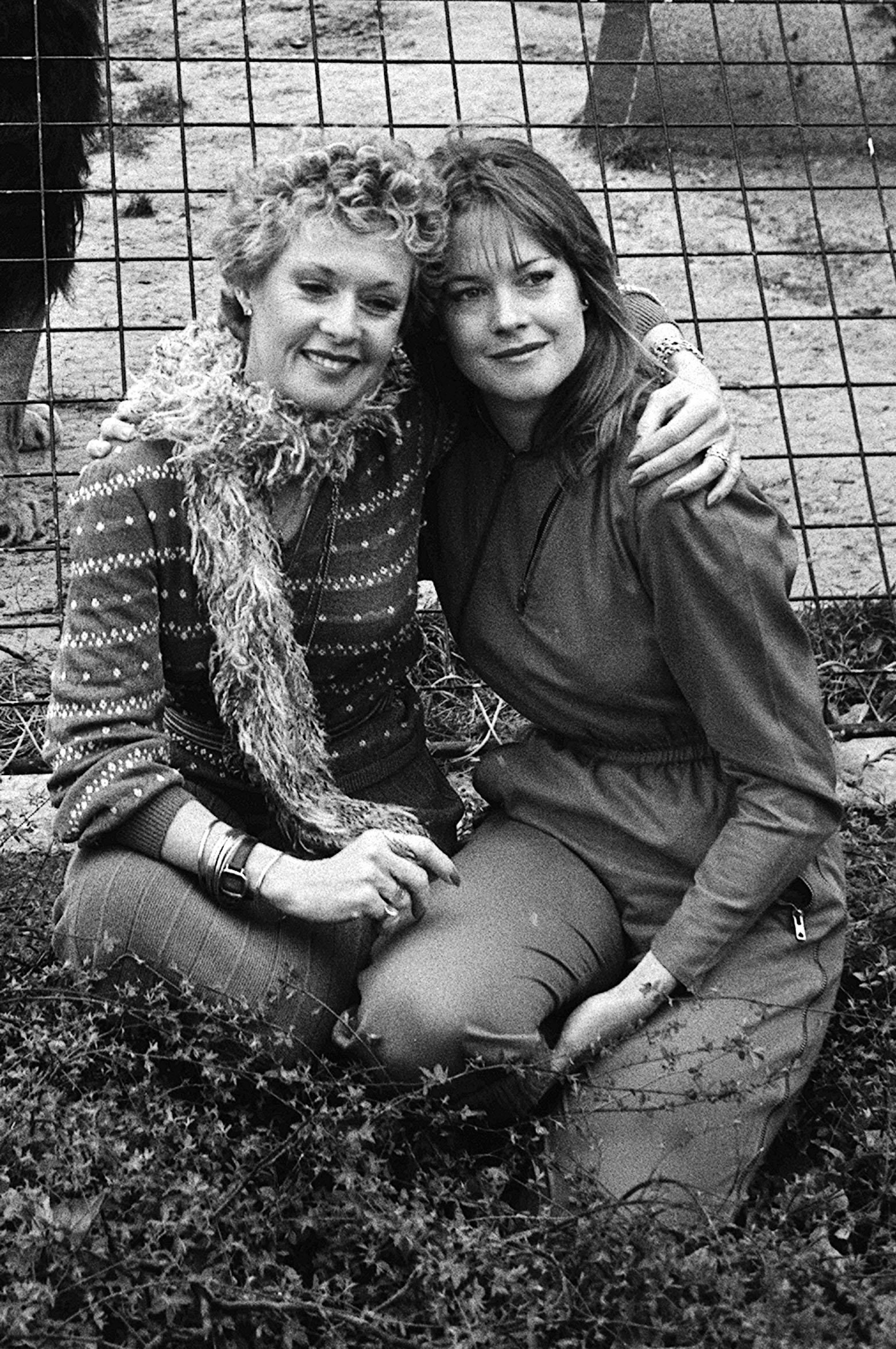 Tippi Hedron et Melanie Griffith au zoo de Londres le 29 mars 1982, en Angleterre. | Source : Getty Images