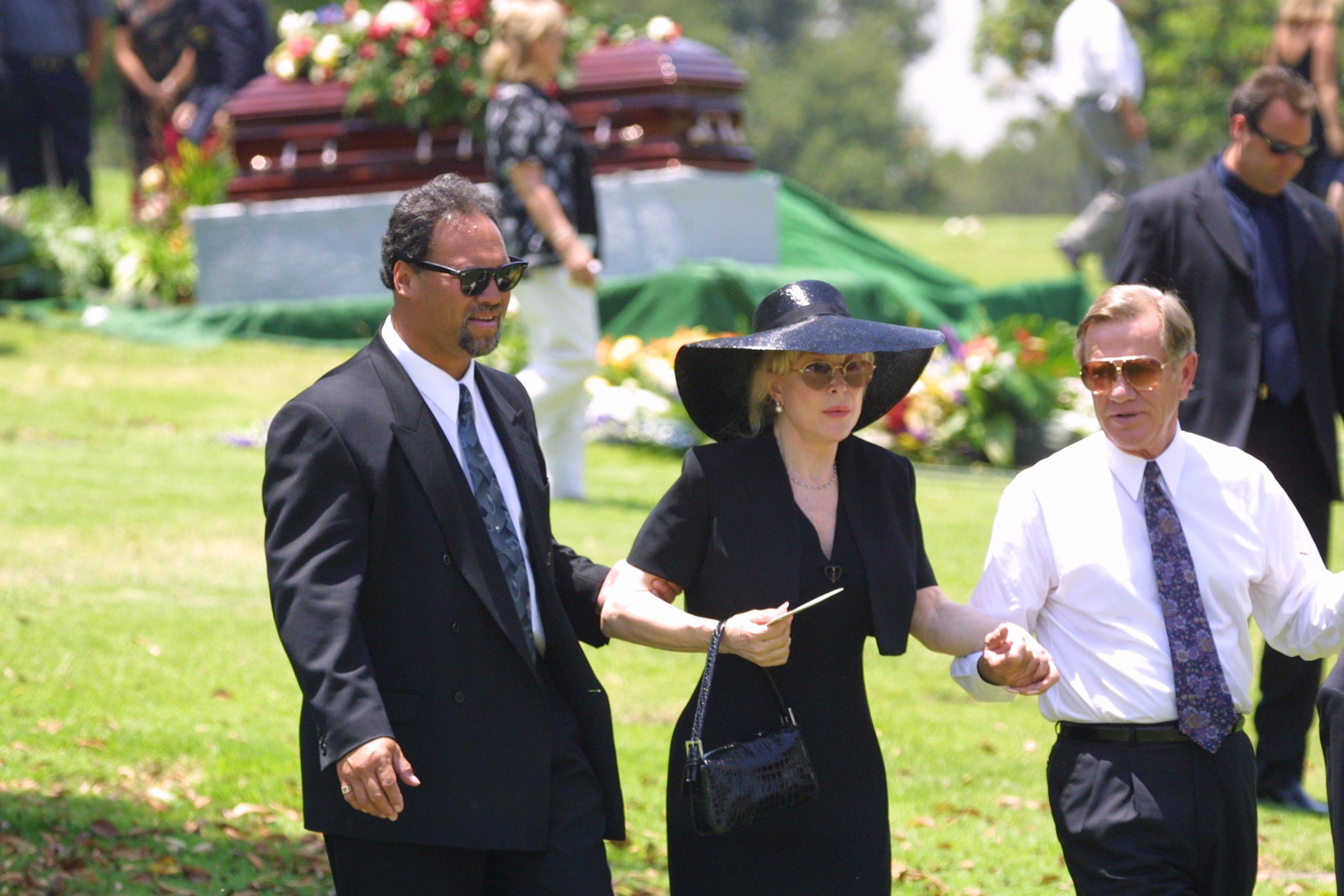 Une amie, Barbara Eden, et Jon Eicholtz après les funérailles de Matthew Ansara, le fils de Barbara, à Hollywood, en Californie, le 2 juillet 2001. | Source : Getty Images