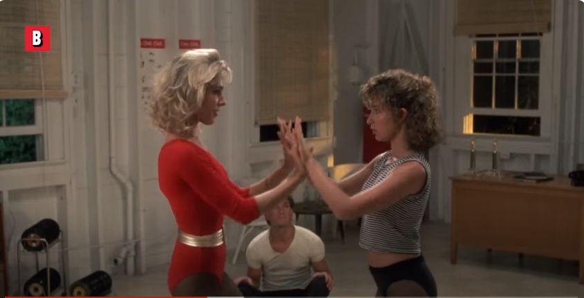 Cynthia Rhodes et d'autres acteurs dans une scène de "Dirty Dancing". | Source : YouTube/@BoxofficeMoviesScenes