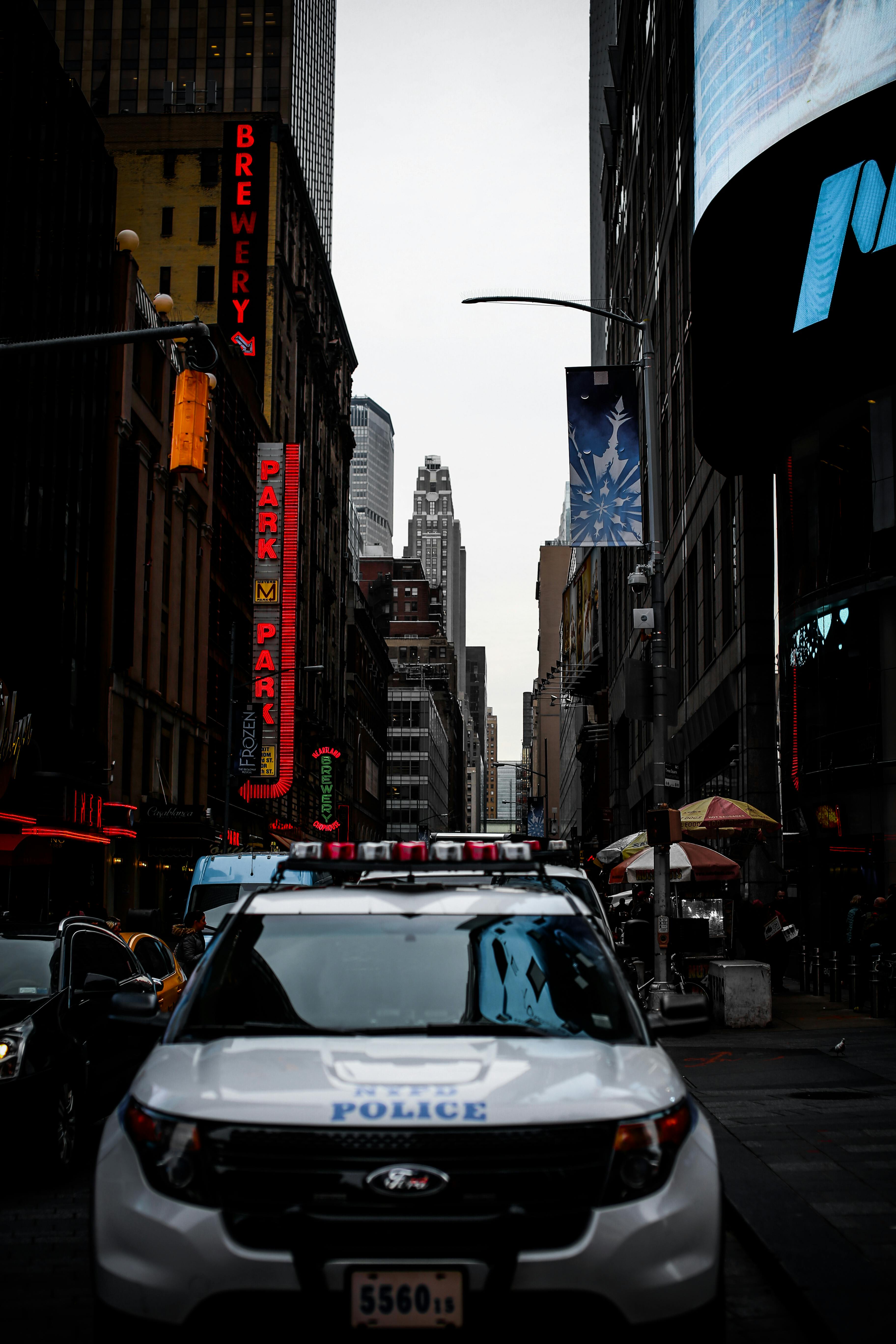 Une voiture de police dans la ville | Source : Pexels