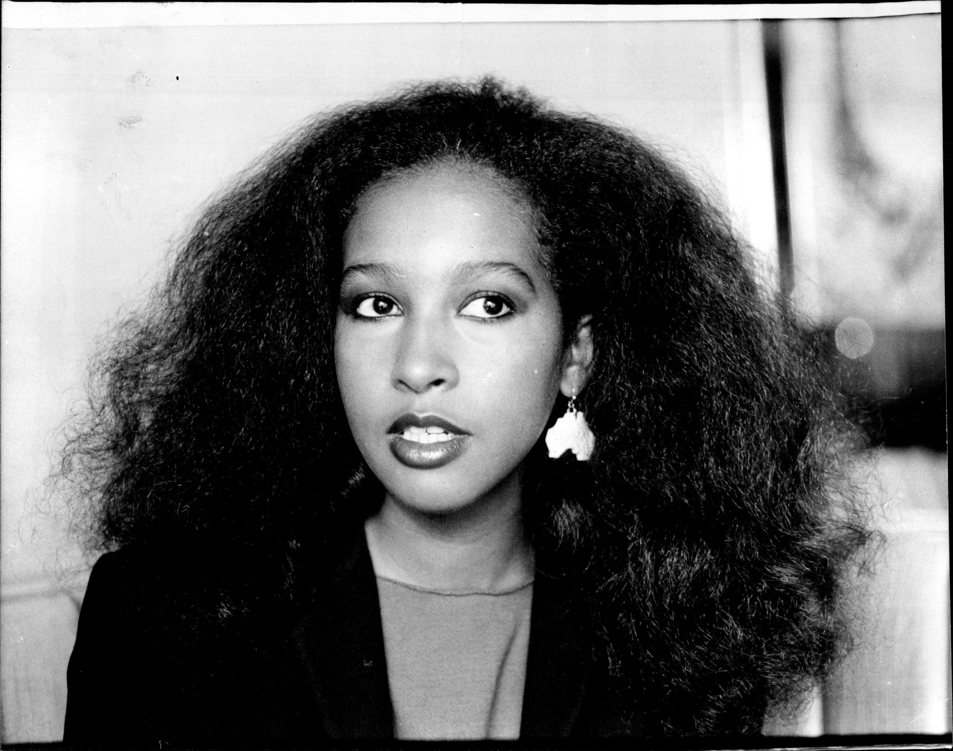 Marsha Hunt avec ses cheveux bouclés photographiée à Double Bay Today le 20 mai 1981. / Source : Getty Images