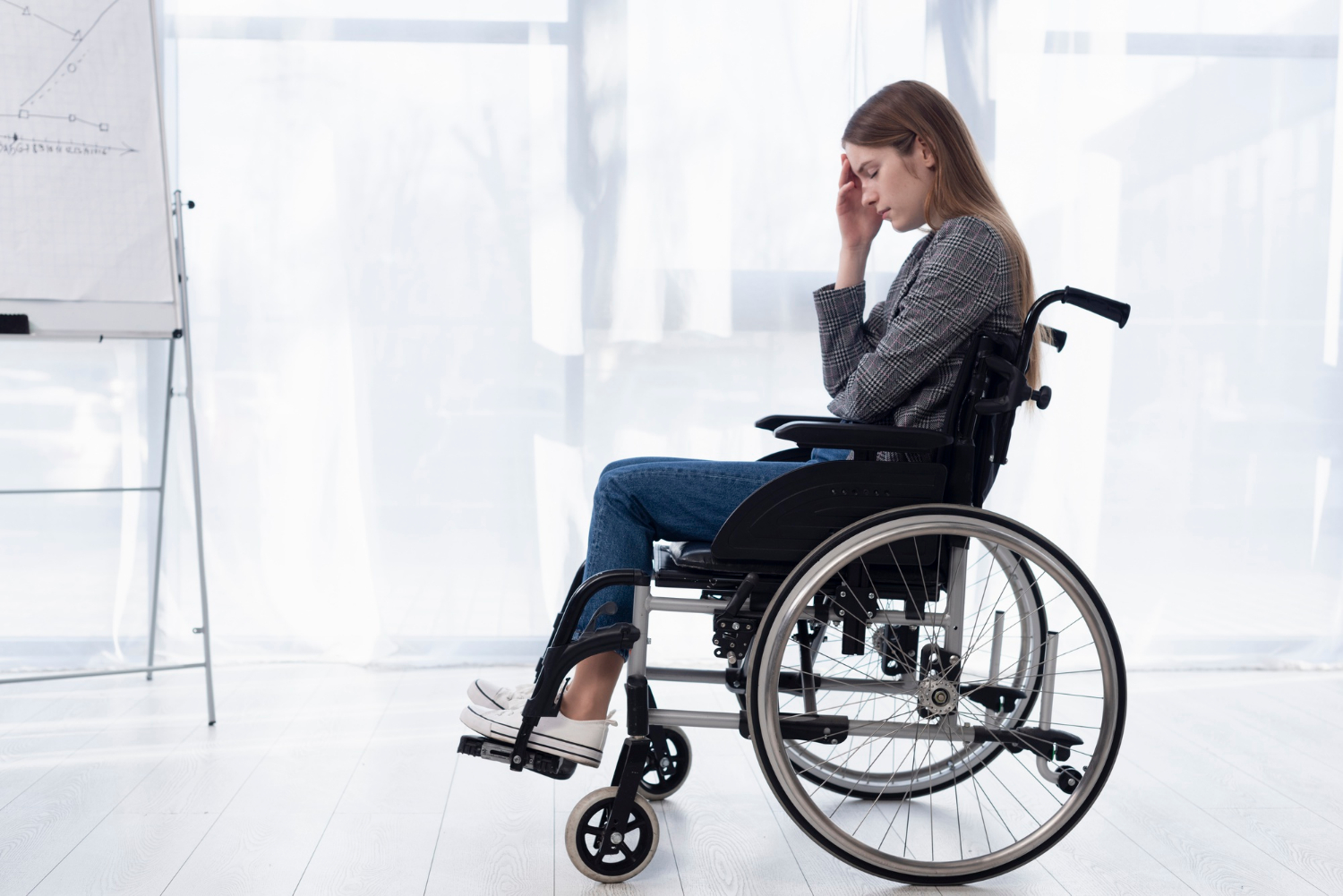 Une femme en détresse assise dans un fauteuil roulant | Source : Freepik