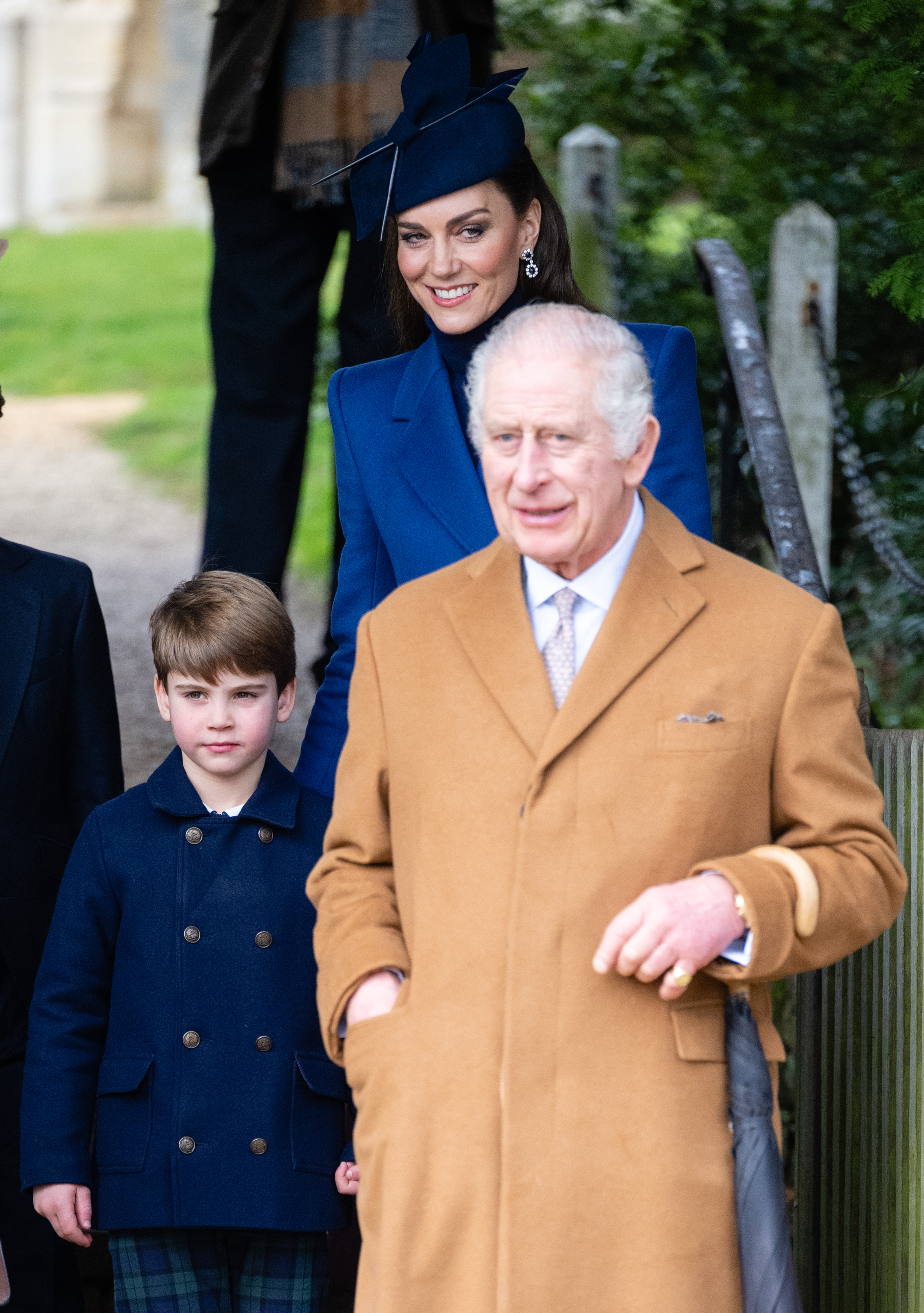 Le prince Louis de Galles, Catherine, princesse de Galles et le roi Charles III lors de l'office du matin de Noël, le 25 décembre 2023 à Sandringham, Norfolk | Source : Getty Images