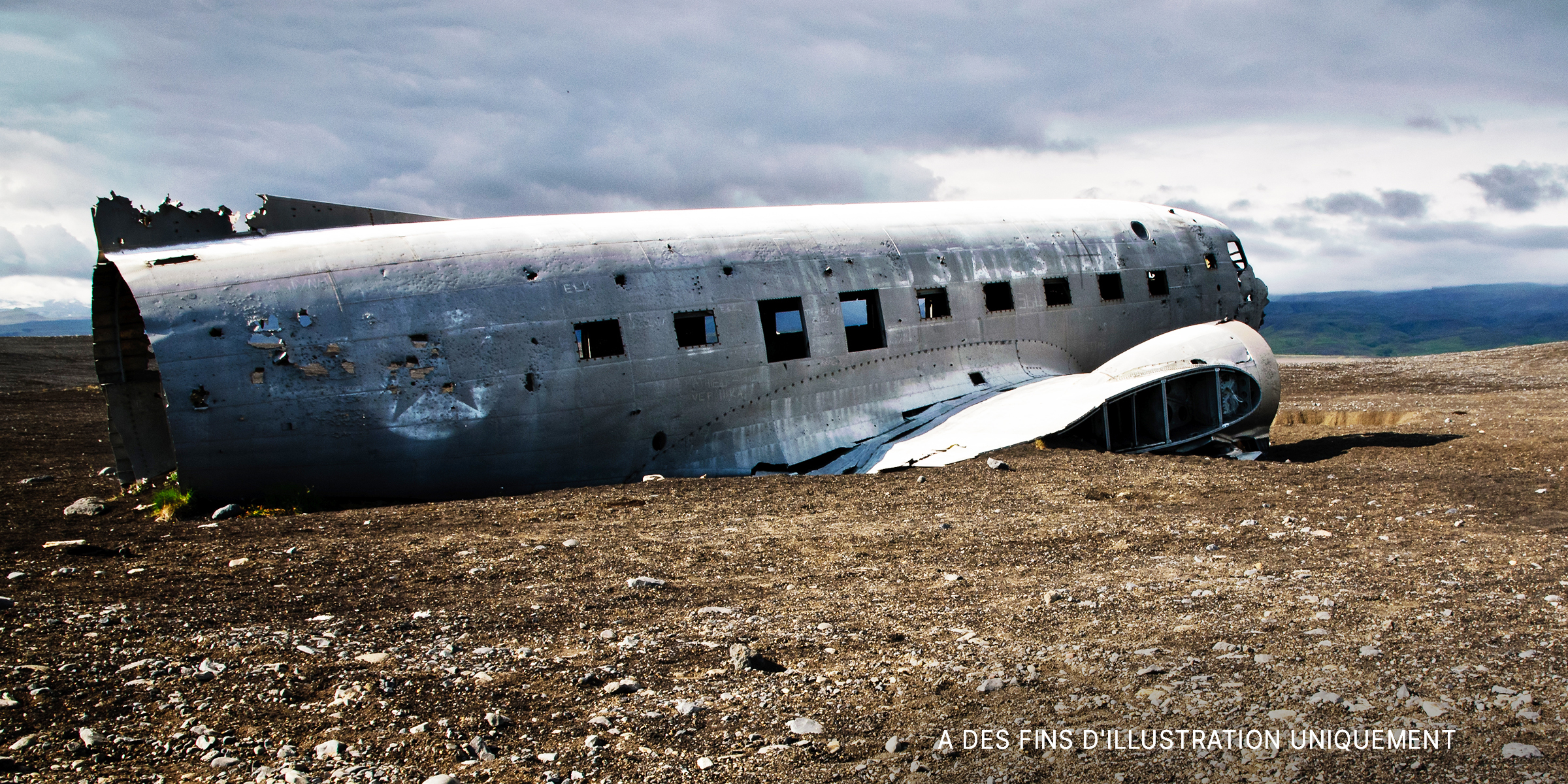 Débris après l'écrasement d'un avion | Source : Shutterstock