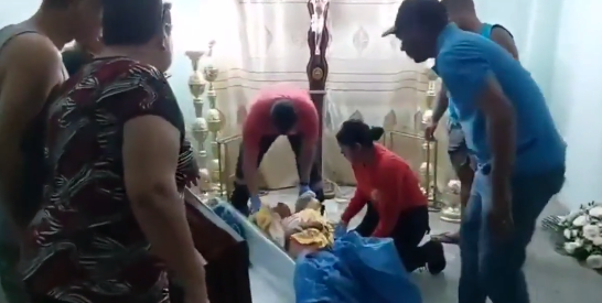 Des personnes se tiennent près du cercueil de Bella Montoya | Source : twitter.com/AlertaMundial2