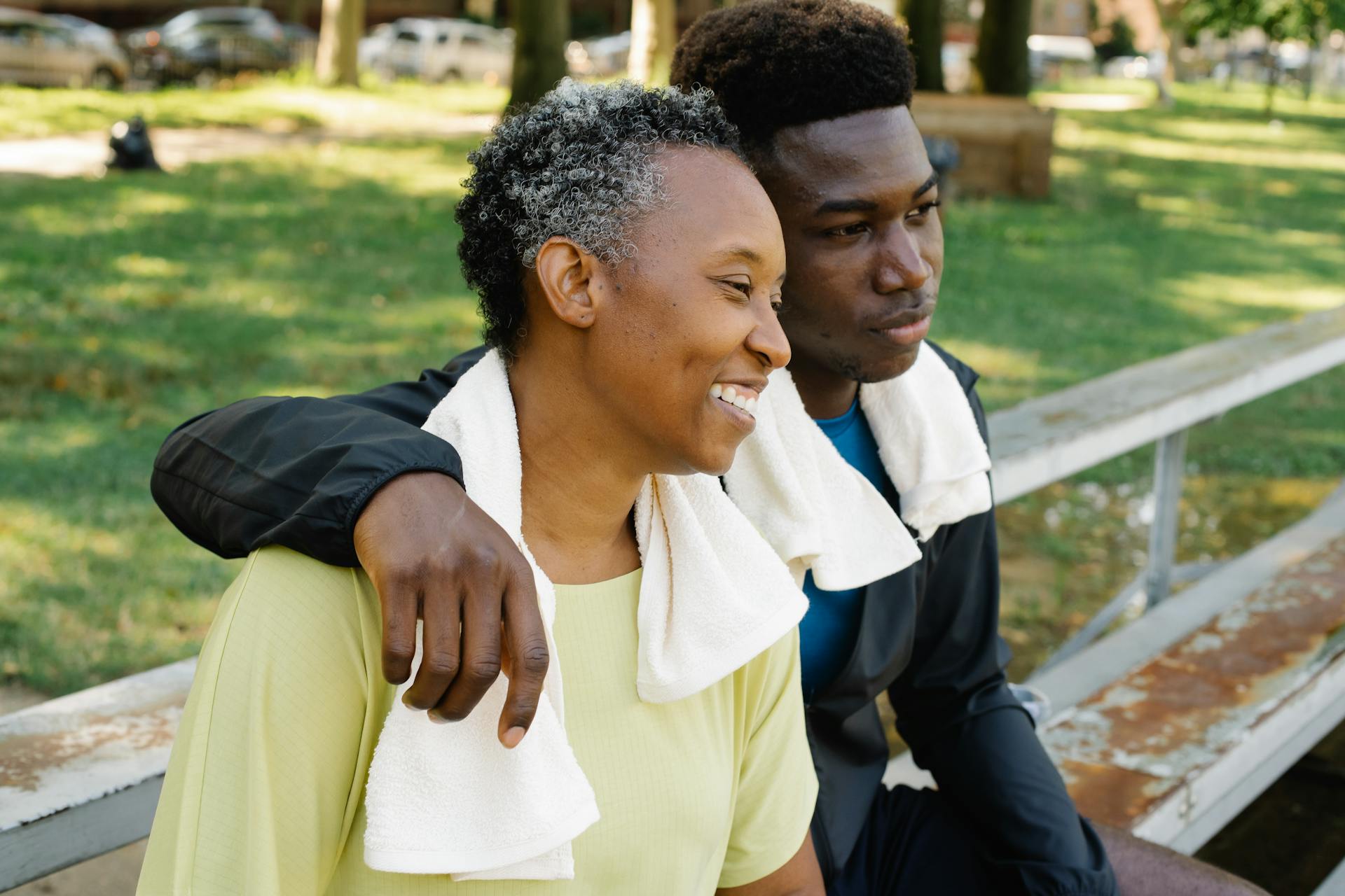 Un homme assis sur un banc avec sa mère | Source : Pexels