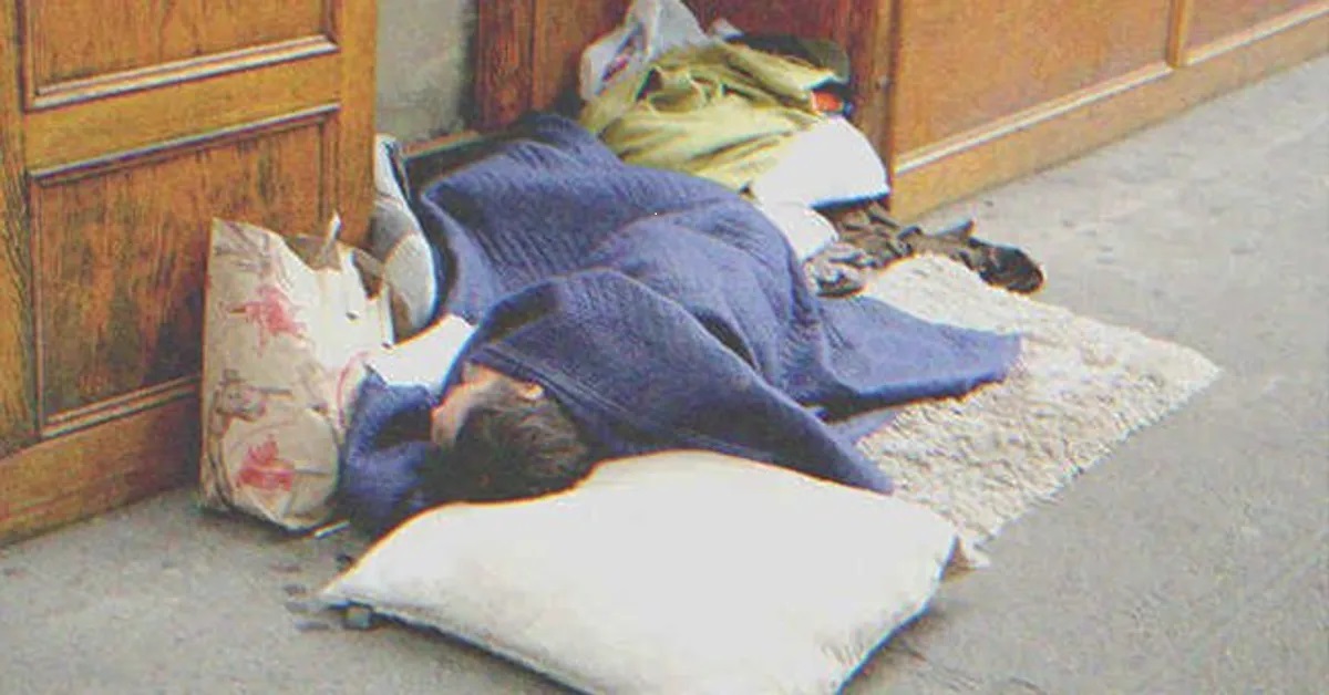 Un sans-abri dormant dans la rue | Source : Shutterstock