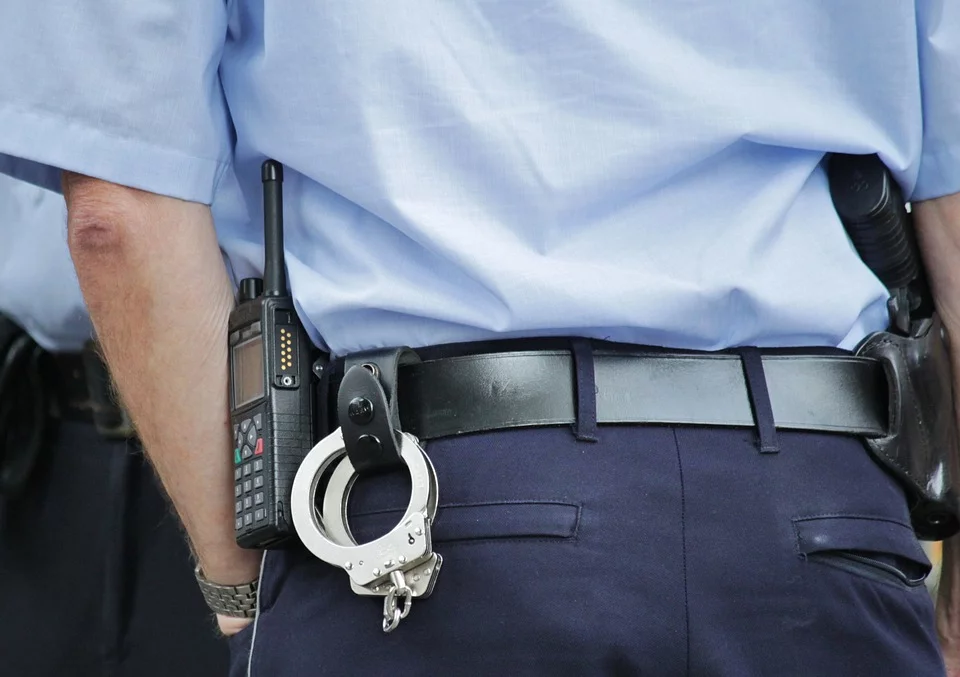 Un policier avec une menotte. | Photo : Pixabay