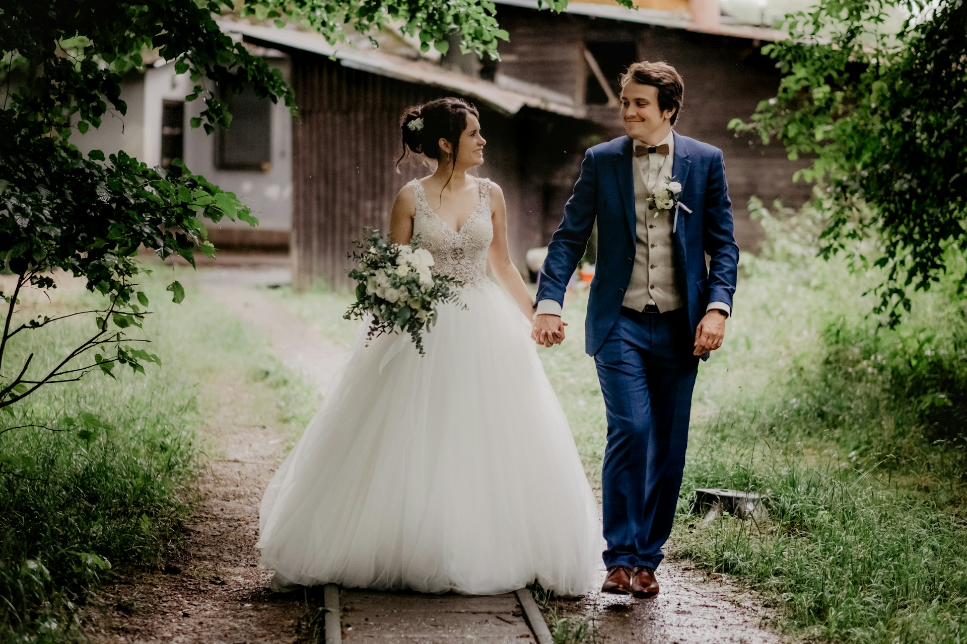 Un couple de jeunes mariés ravi | Source : Unsplash