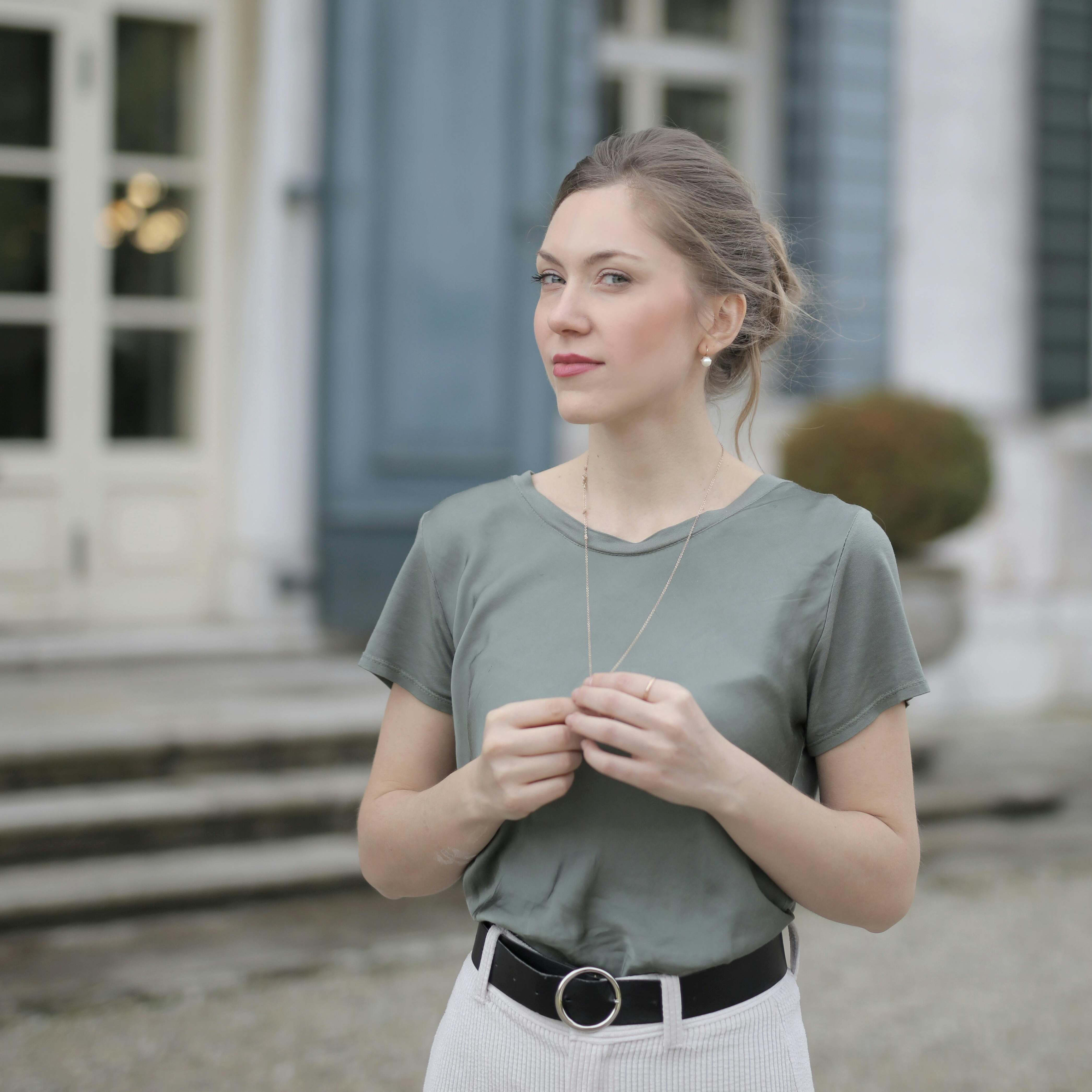 Une femme debout dans une rue, l'air sceptique | Source : Pexels