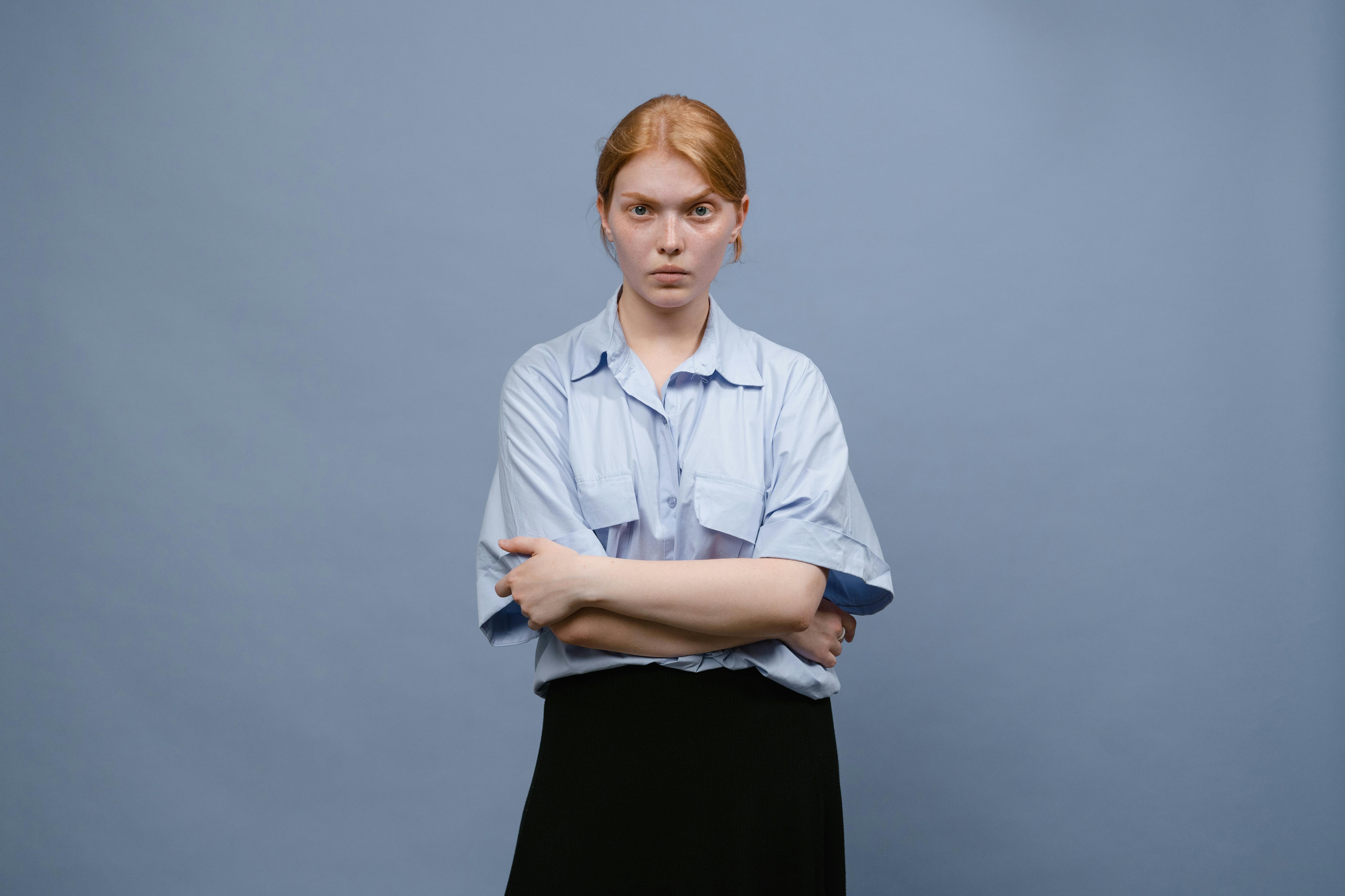 Une femme en colère avec les mains croisées | Source : Pexels