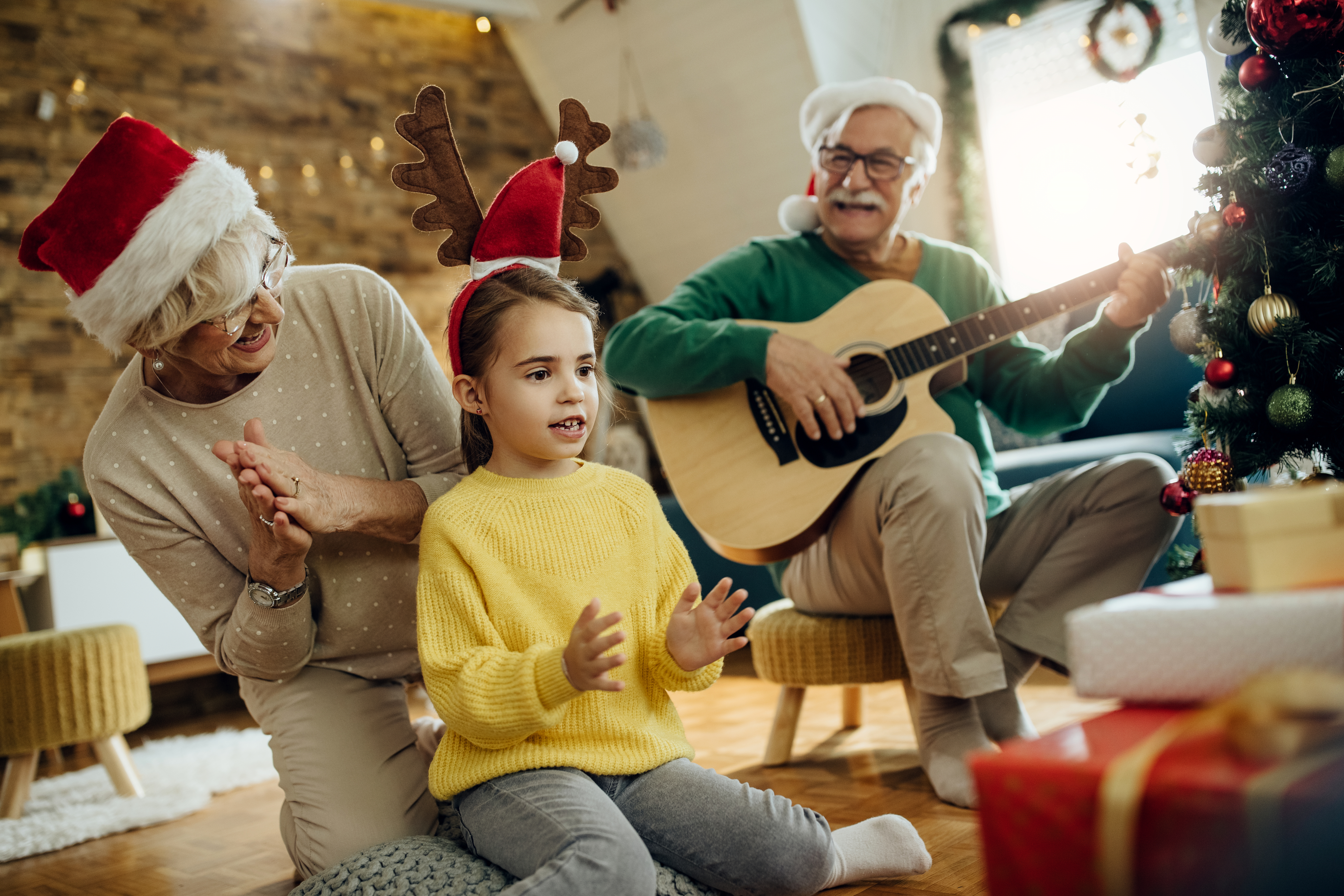 Une petite fille en compagnie de ses grands-parents | Source : Shutterstock