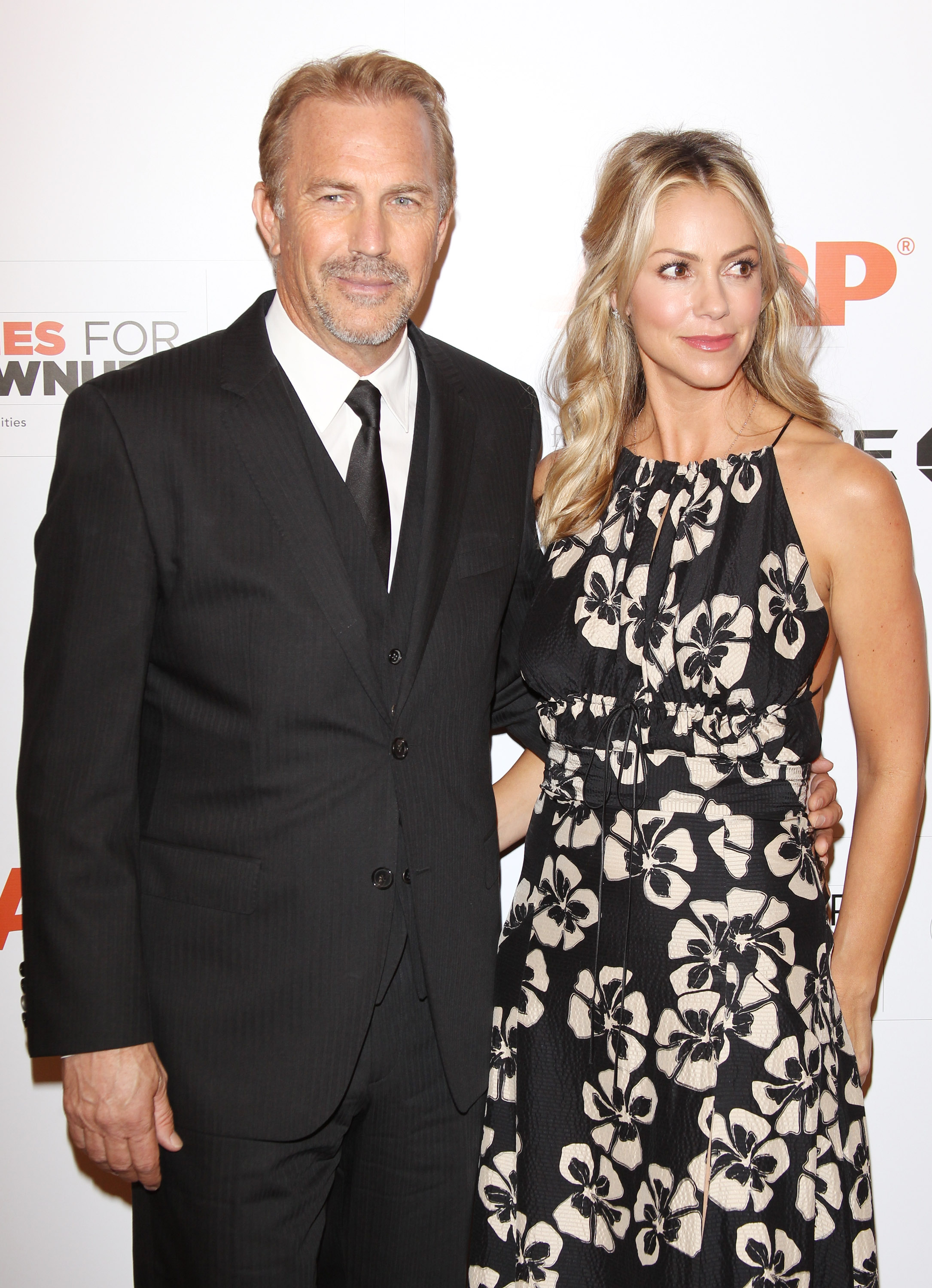 Kevin Costner et Christine Baumgartner lors du 14e gala annuel des prix "Movies For Grownups" de l'AARP à Beverly Hills en 2015. | Source : Getty Images