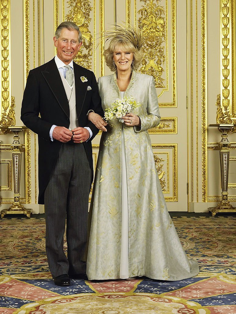 Prince de Galles et de sa nouvelle épouse Camilla, la Duchesse de Cornouailles, dans la salle blanche du salon du château de Windsor, le 9 avril 2005. | Source: Getty Images.