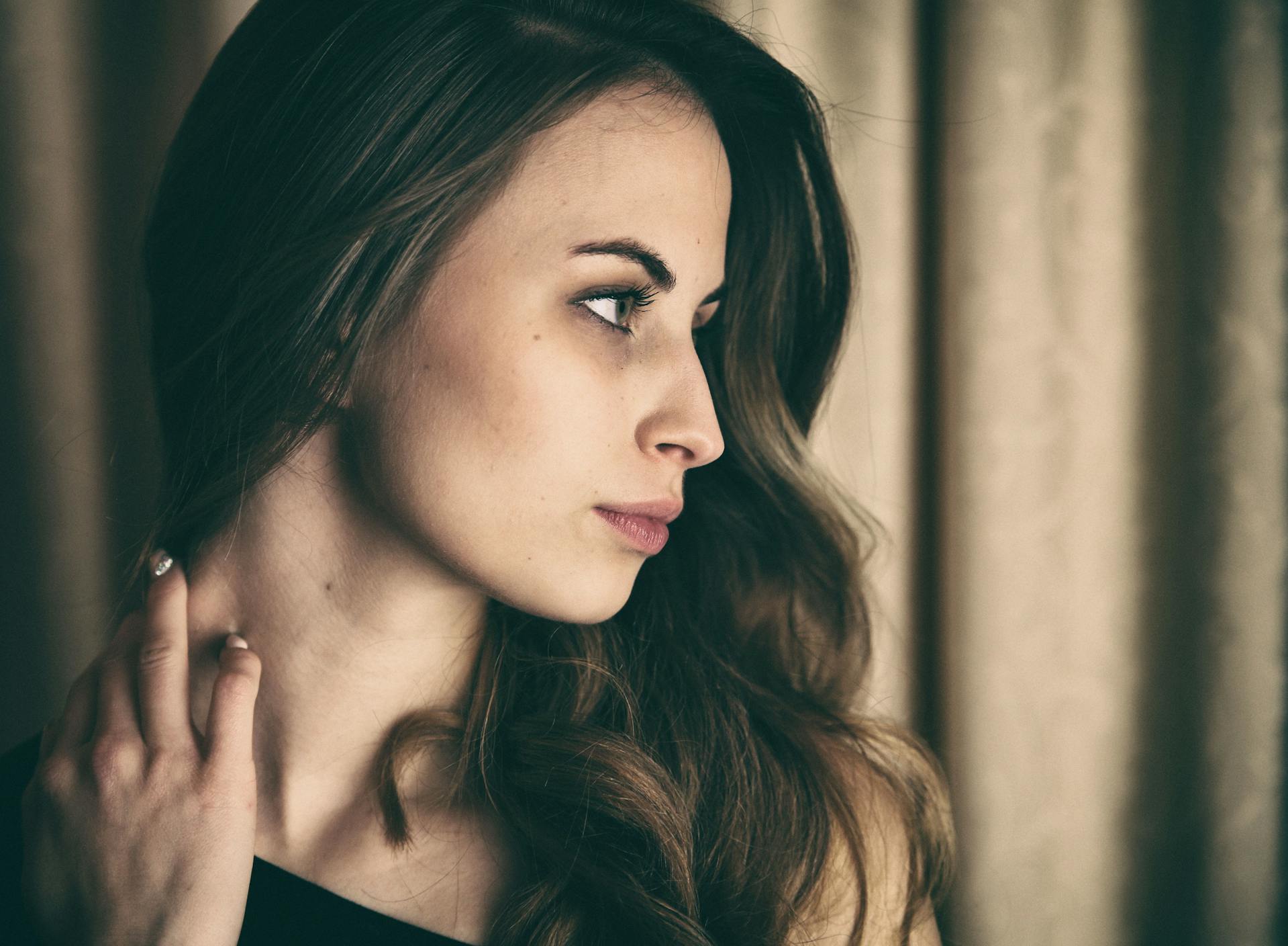 Une femme qui fixe froidement quelqu'un | Source : Pexels