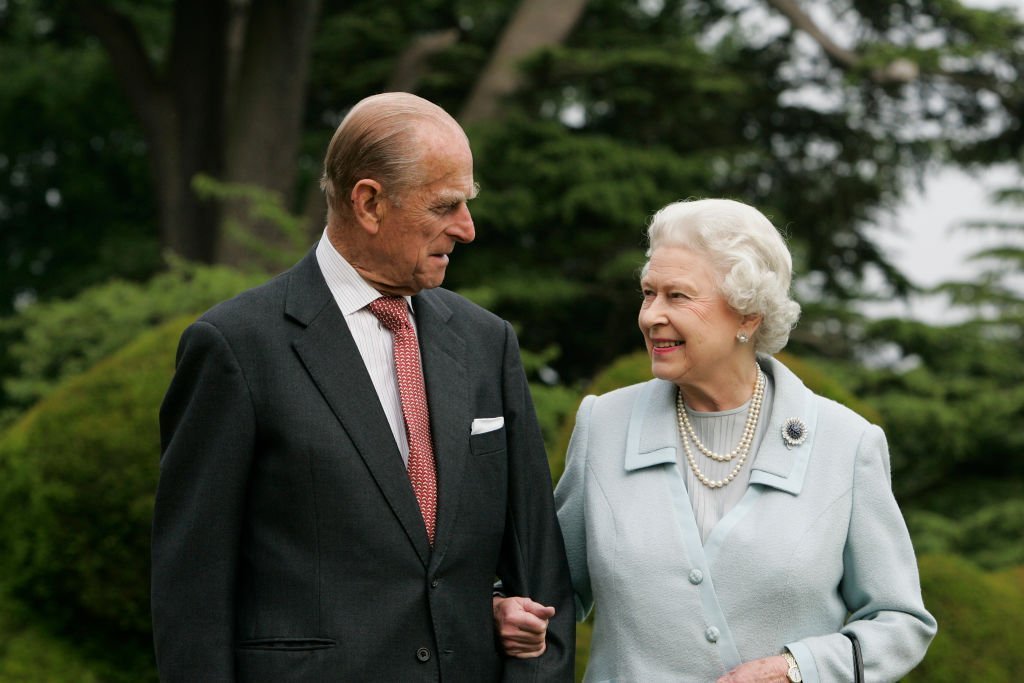 Dans cette image, mise à disposition le 18 novembre 2007, SM la reine Elizabeth II et le prince Philip, le duc d'Édimbourg, se rendent de nouveau à Broadlands, à l'occasion de leur anniversaire de mariage en diamant | Photo : Getty Images