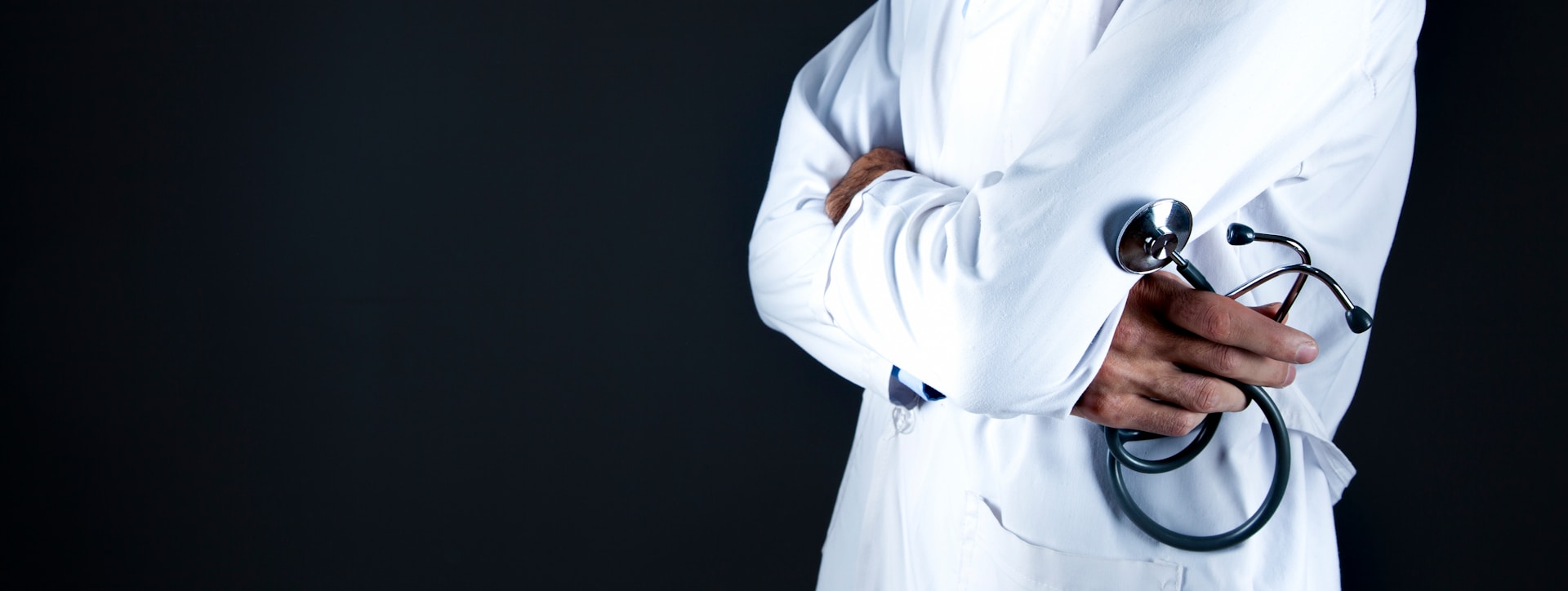 Un médecin debout, les bras croisés | Source : Unsplash