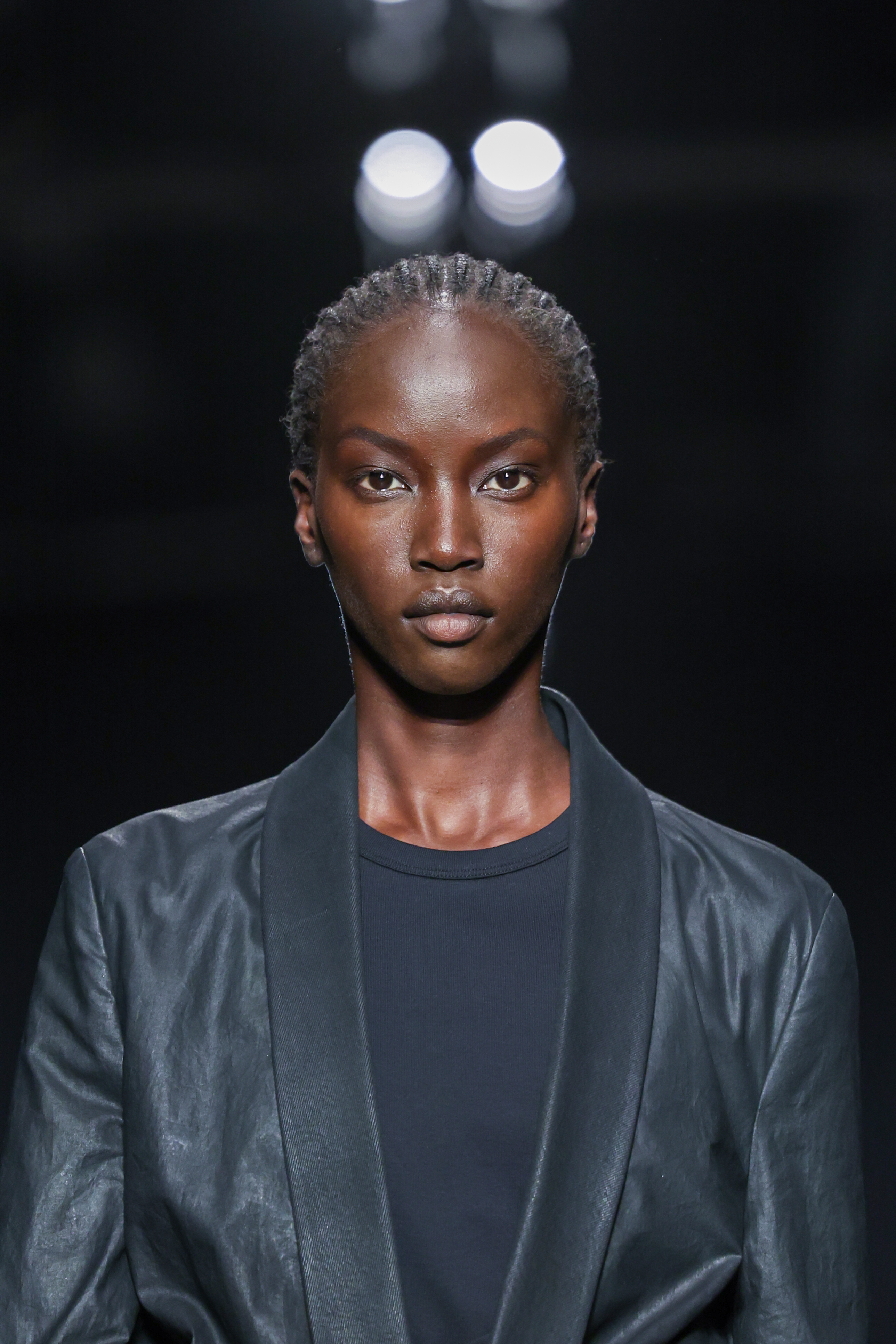 Anok Yai défile lors du défilé Ann Demeulemeester Womenswear Printemps/Été 2023 à la Fashion Week de Paris, en France, le 1er octobre 2022 | Source : Getty Images