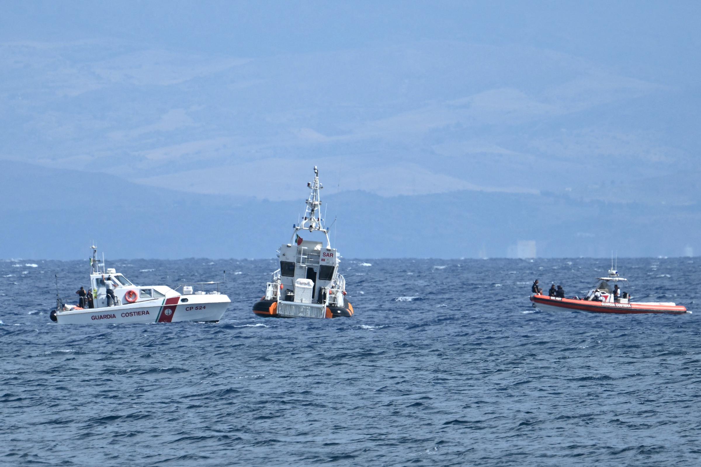 Des bateaux de sauvetage opèrent au large de Porticello le 20 août 2024 | Source : Getty Images