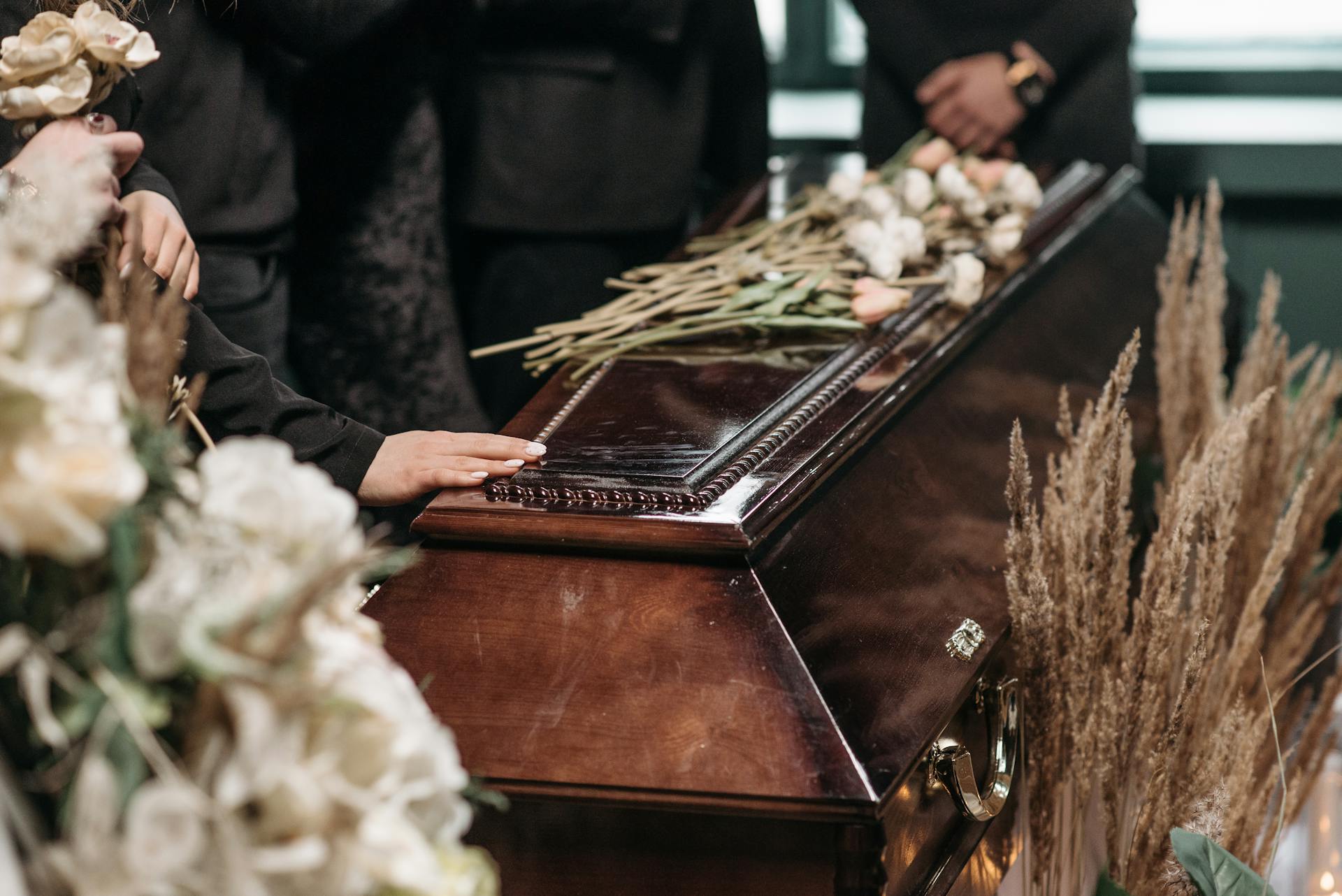 Une personne tenant un cercueil | Source : Pexels