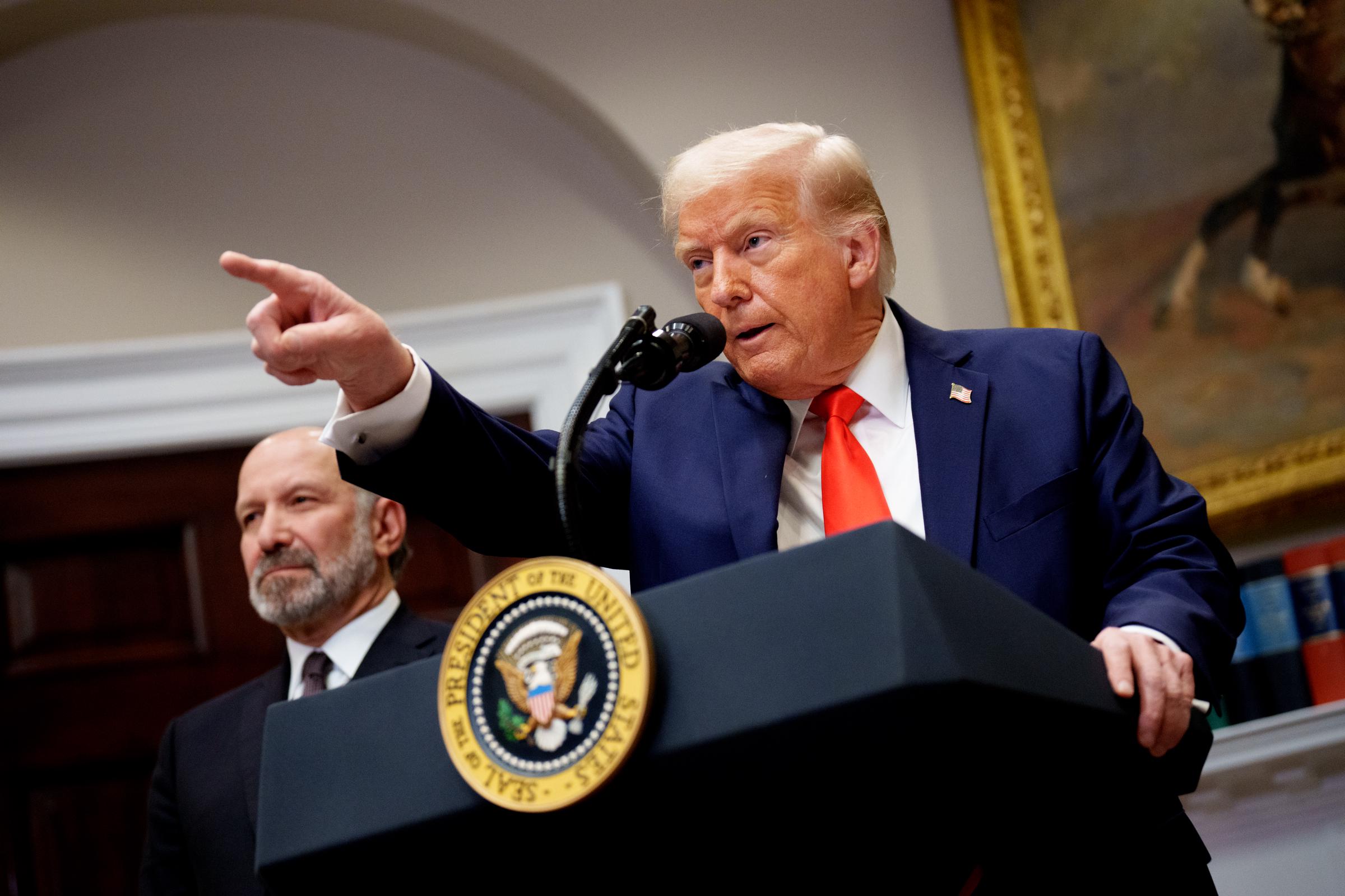 Le président américain Donald Trump, accompagné du secrétaire au commerce Howard Lutnick (G) répond à une question d'un journaliste dans la salle Roosevelt de la Maison Blanche, le 3 mars 2025, à Washington, D.C. | Source : Getty Images