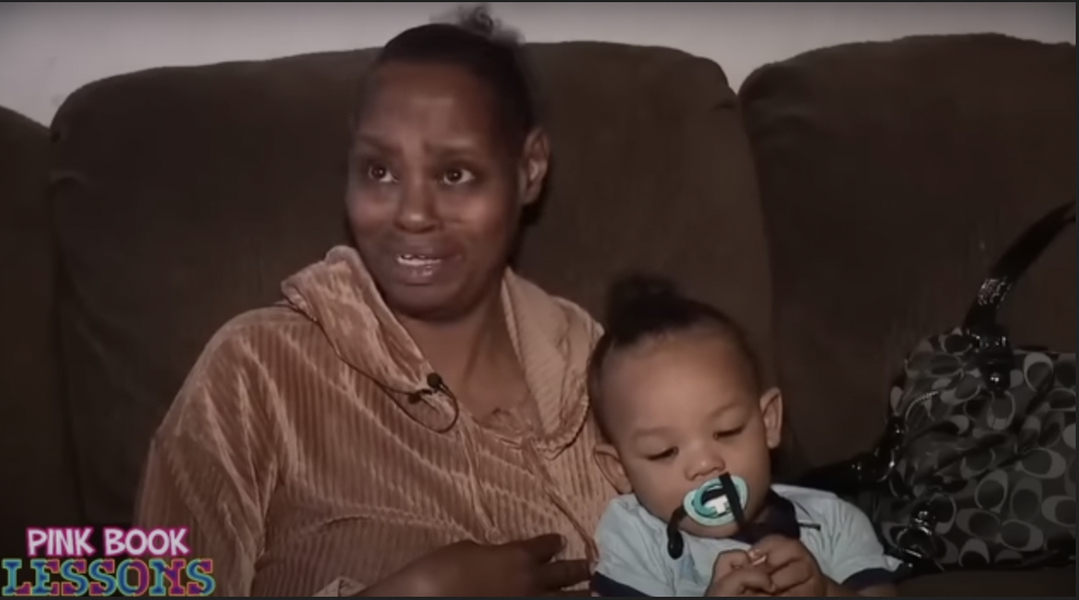 Patricia Pouncey et son petit-fils, Nathaniel. | Source : Youtube.com/PinkBookLessons