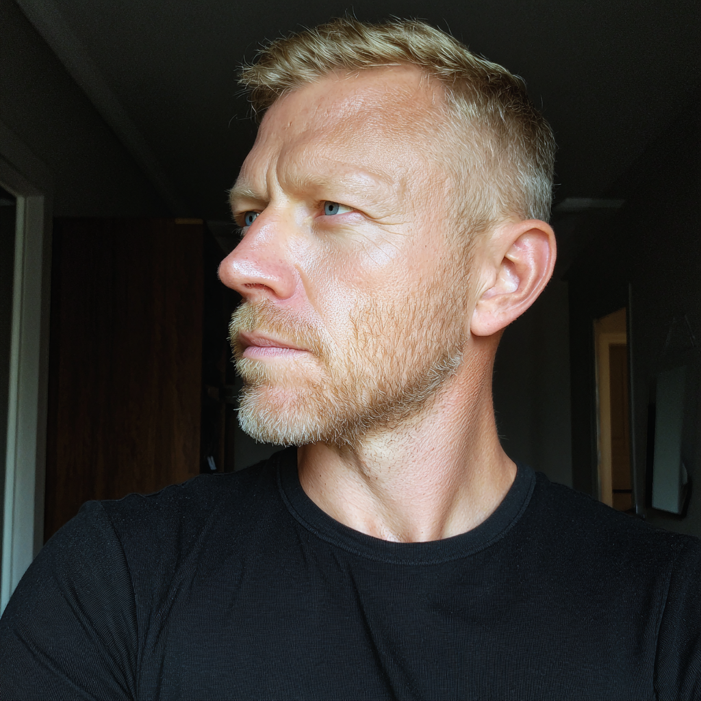 Un homme debout dans une chambre à coucher | Source : Midjourney