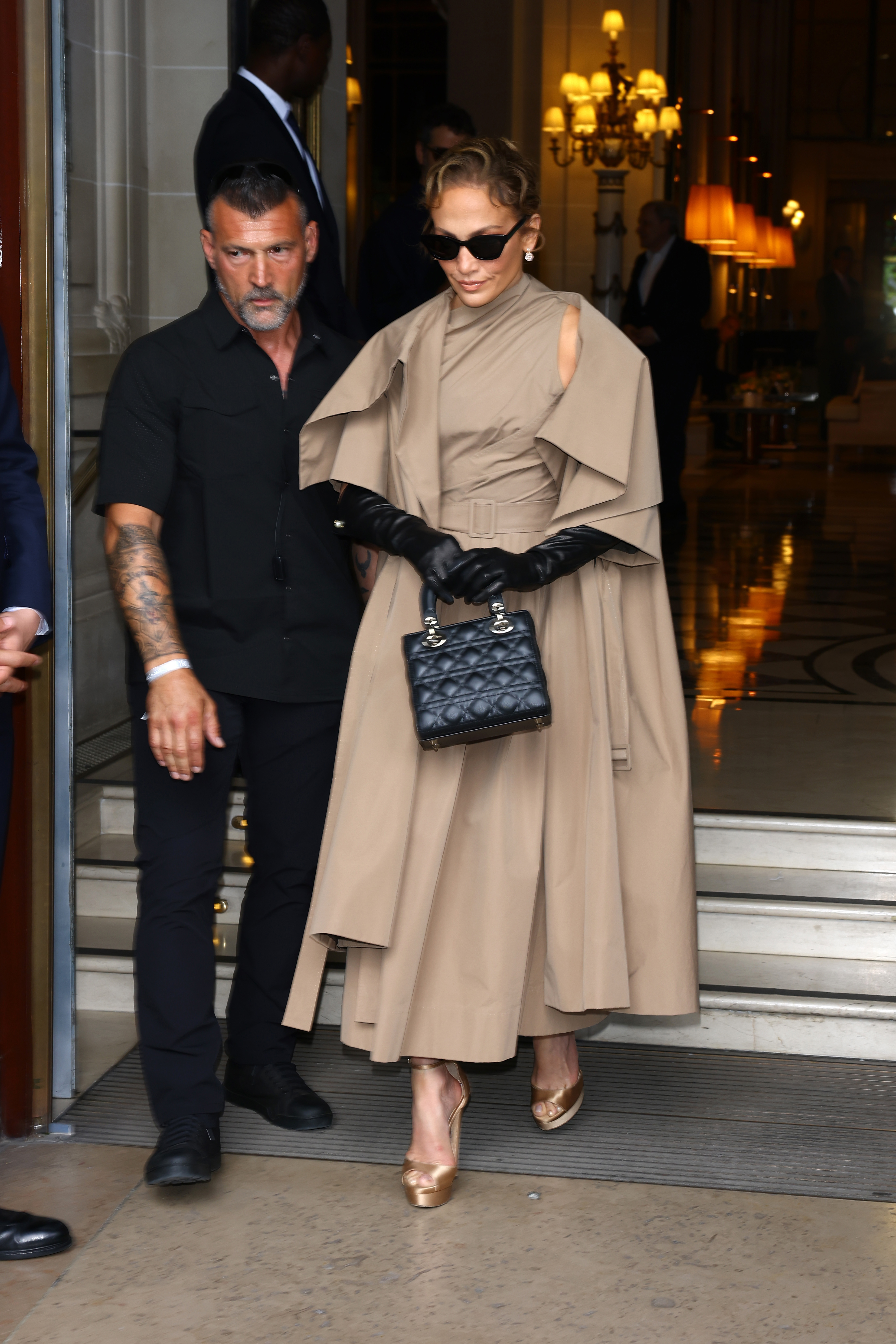 Jennifer Lopez marche avec la sécurité à ses côtés lors du défilé haute couture automne/hiver 2024 de Christian Dior pendant la semaine de la mode à Paris le 24 juin 2024 | Source : Getty Images
