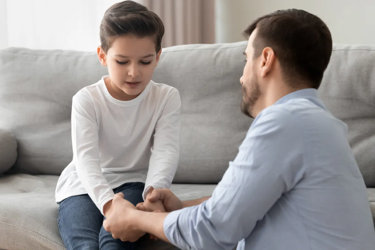 Un père qui parle à son petit fils | Source : Shutterstock