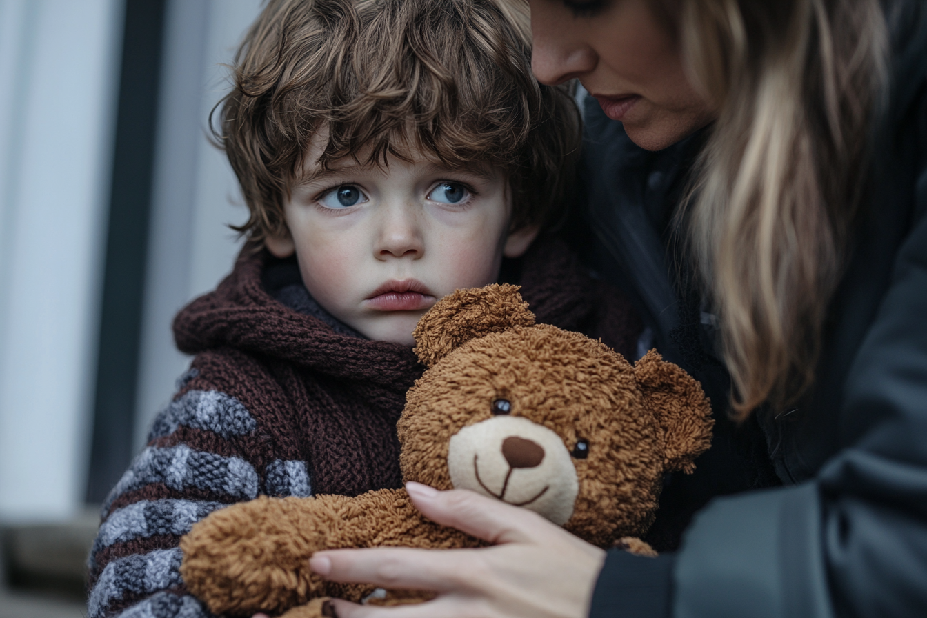 Une femme avec un petit garçon triste | Source : Midjourney