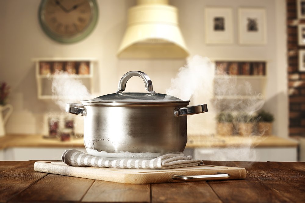 Marmitte propre sur un comptoir de cuisine | Source / Shutterstock