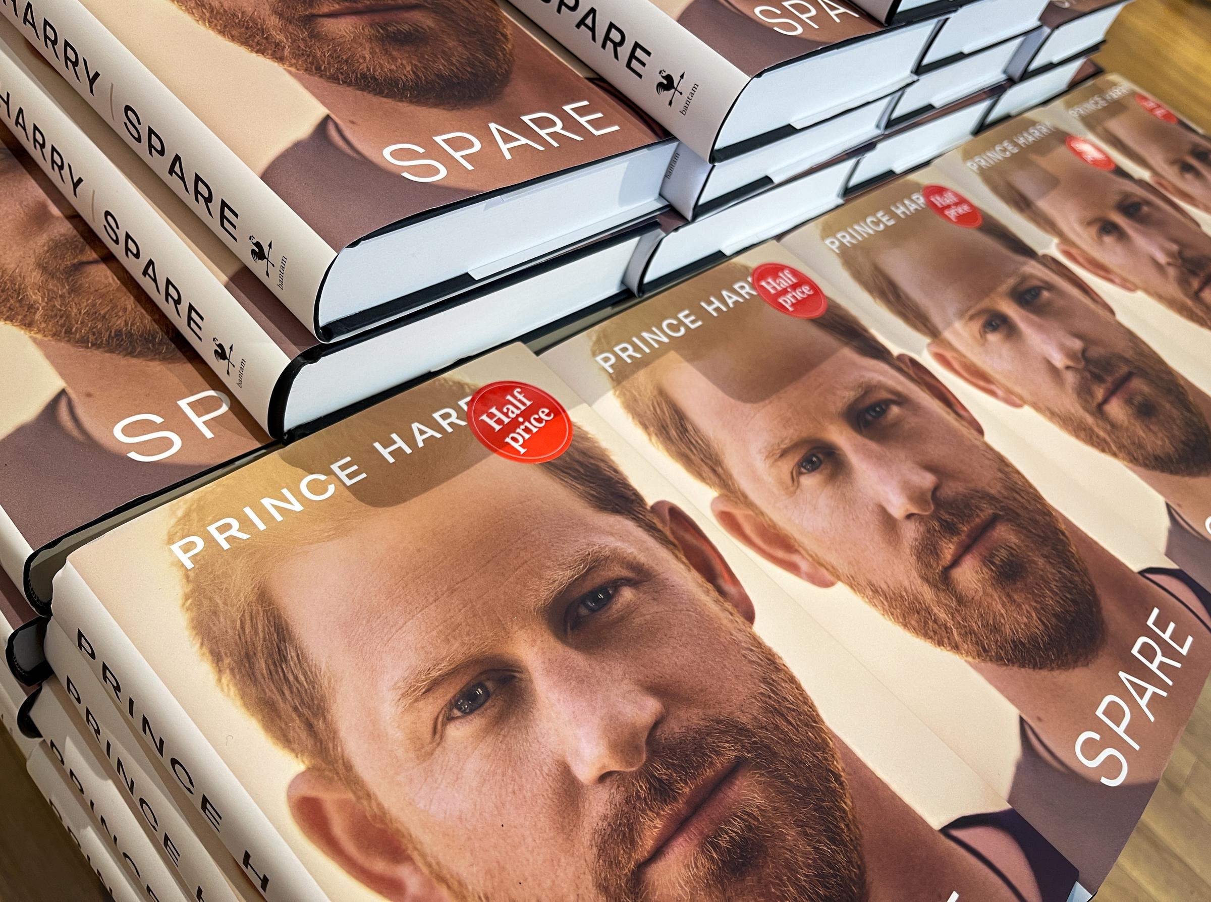 Des exemplaires du livre "Spare" du prince Harry dans une librairie de Bath, en Angleterre, le 22 janvier 2023 | Source : Getty Images