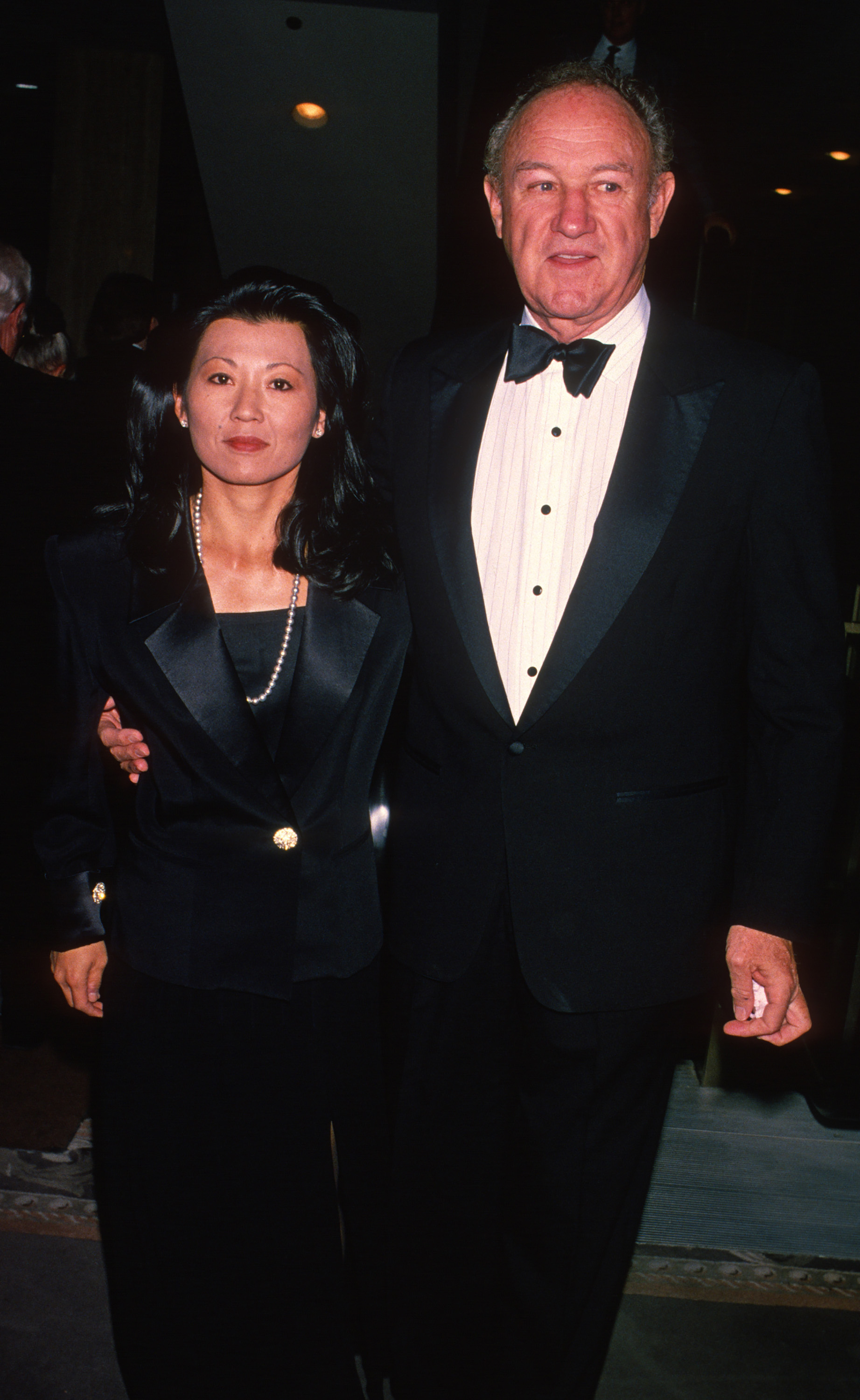 Betsy Arakawa et Gene Hackman au bal des Thalians en l'honneur de Liza Minnelli à l'hôtel Century Plaza le 8 octobre 1994 à Century City, Californie. | Source : Getty Images