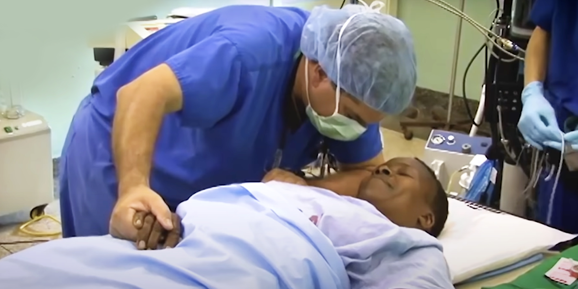Le Dr Michael Haglund en salle d'opération avec un patient | Source : youtube.com/The700Club