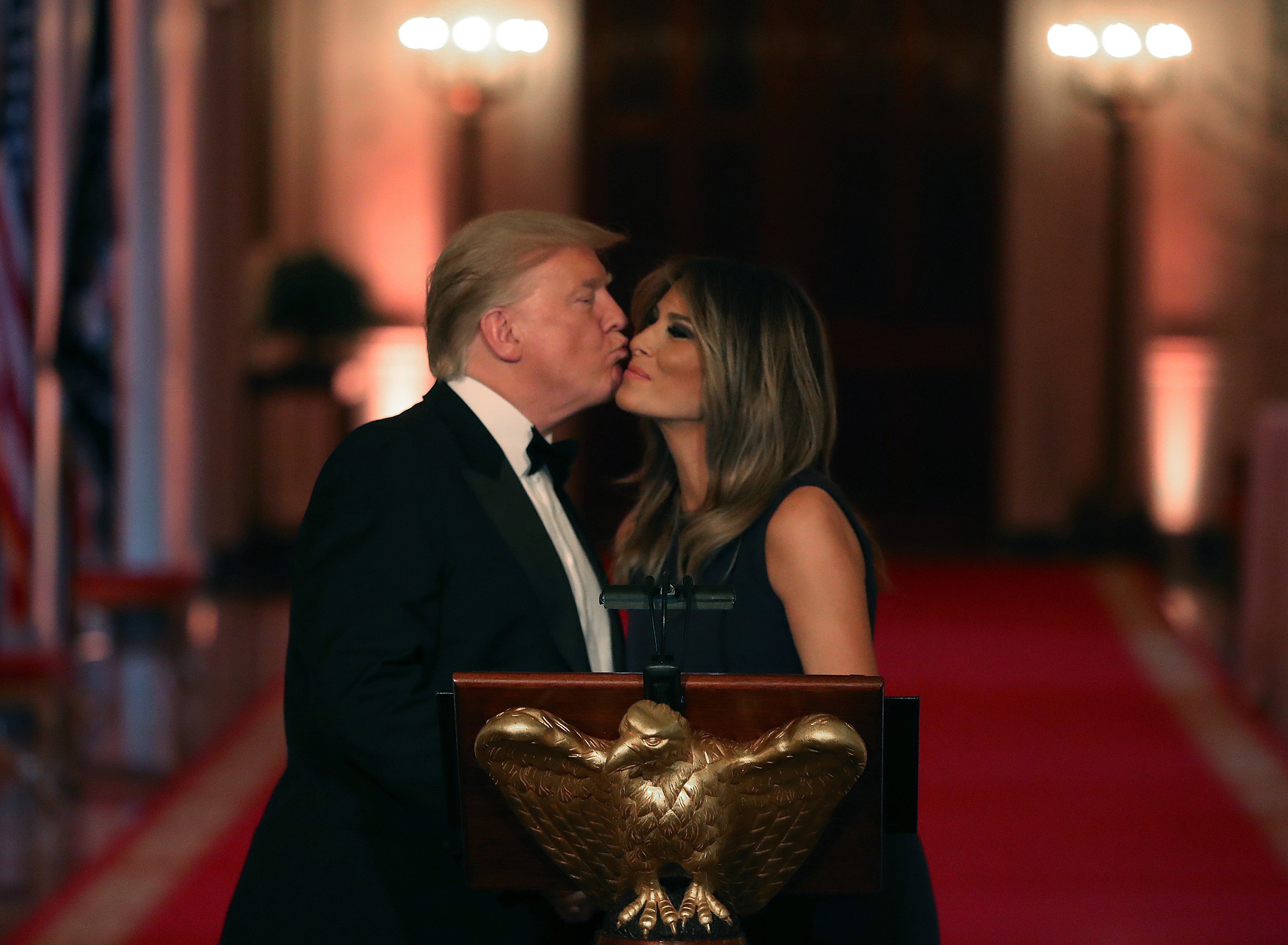 Le président Donald Trump et la première dame Melania Trump  au dîner de l'Association historique de la Maison Blanche | Photo : Getty Images