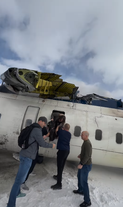 Un passager grimpe par une sortie de secours tandis que d'autres individus les aident à descendre du fuselage accidenté | Source : Instagram.com/eggxit