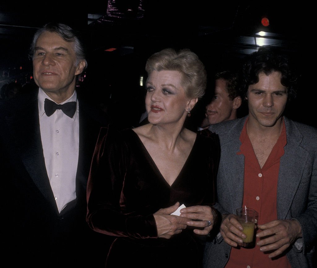 L'actrice Angela Lansbury, son mari Peter Shaw et son fils Anthony Shaw assistent aux Ruby Awards le 16 décembre 1979 au New York New York Disco à New York City. | Photo : Getty Images
