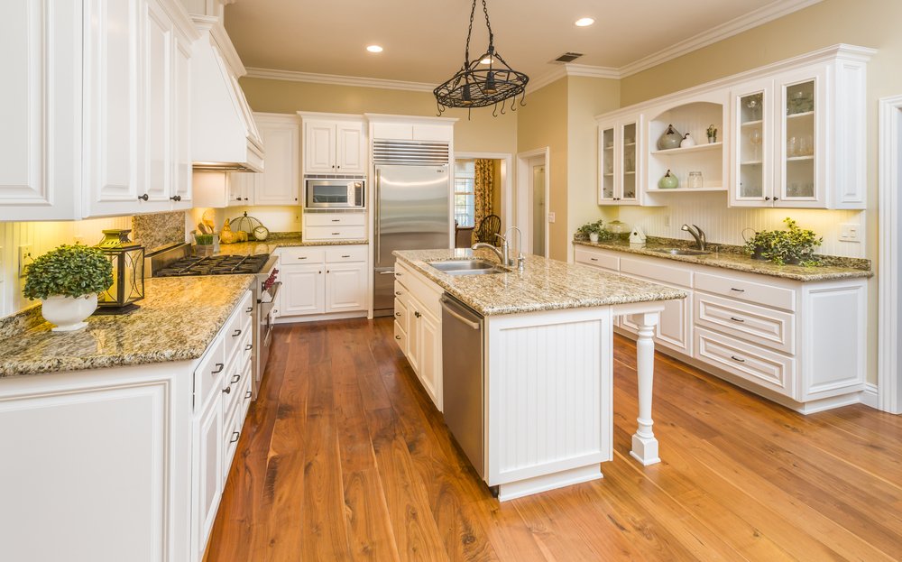 Bel intérieur de cuisine dans une maison. | Shutterstock