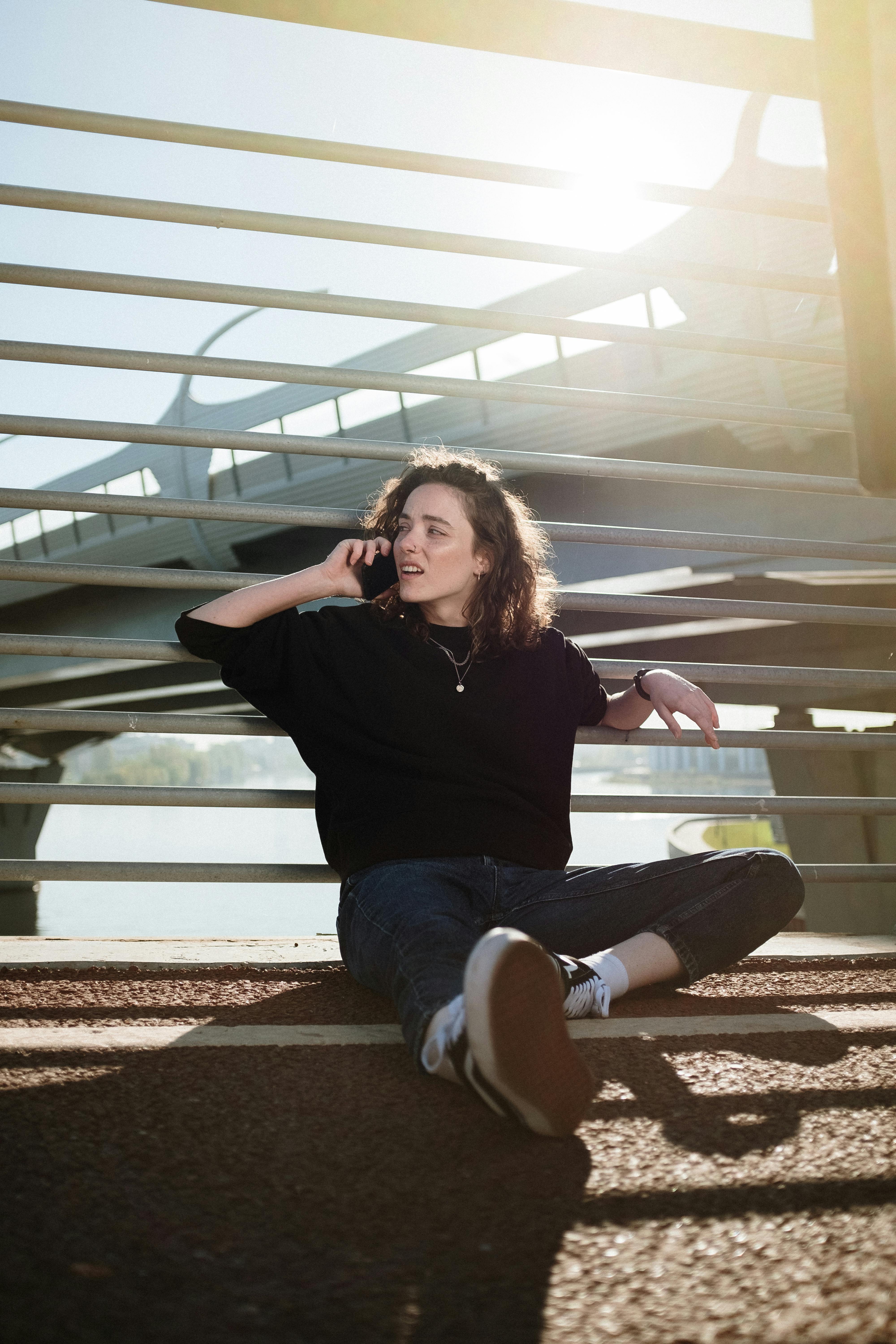 Une femme bouleversée qui parle à quelqu'un au téléphone | Source : Pexels